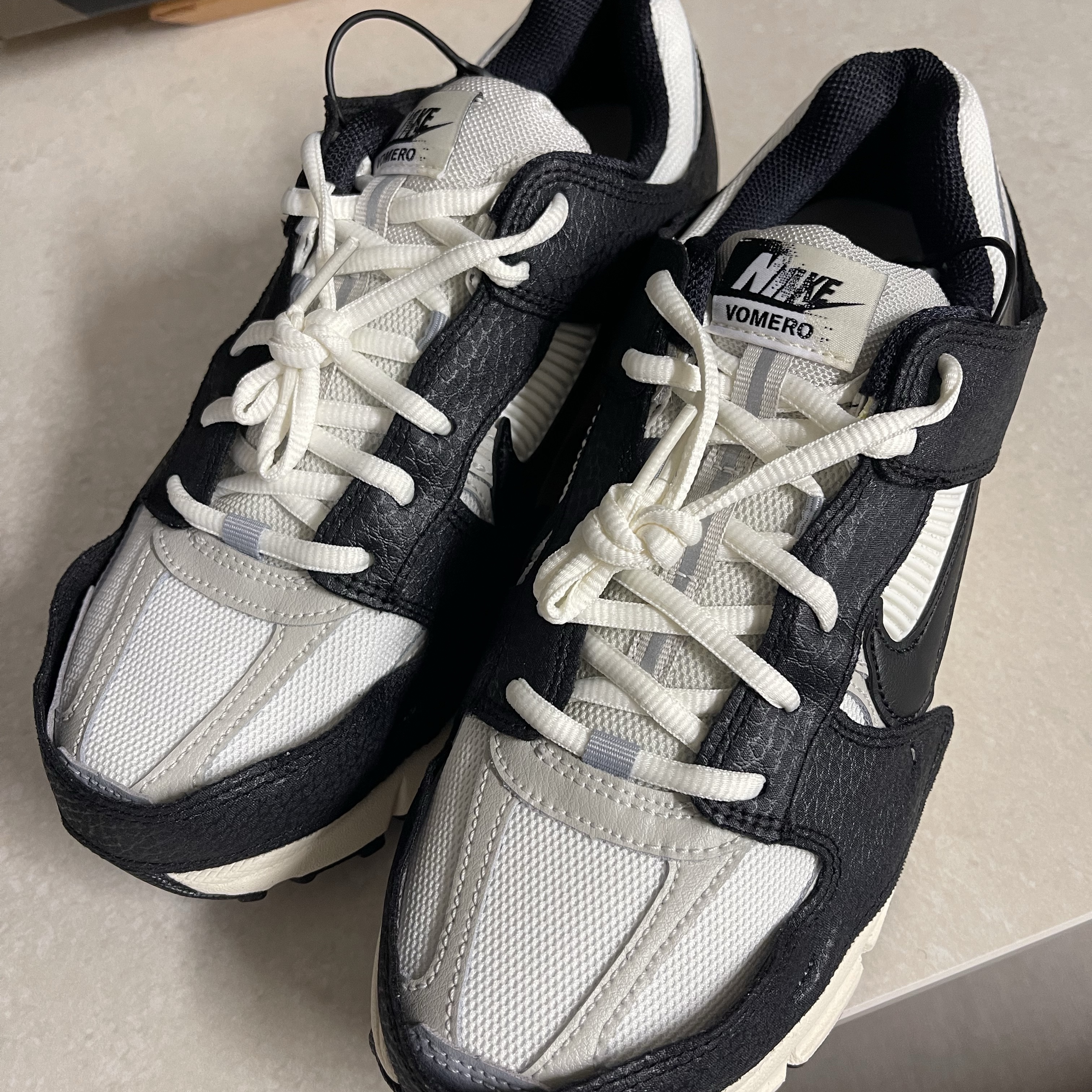 (W) Nike Zoom Vomero 5 Wolf Grey and Black 착용 스타일