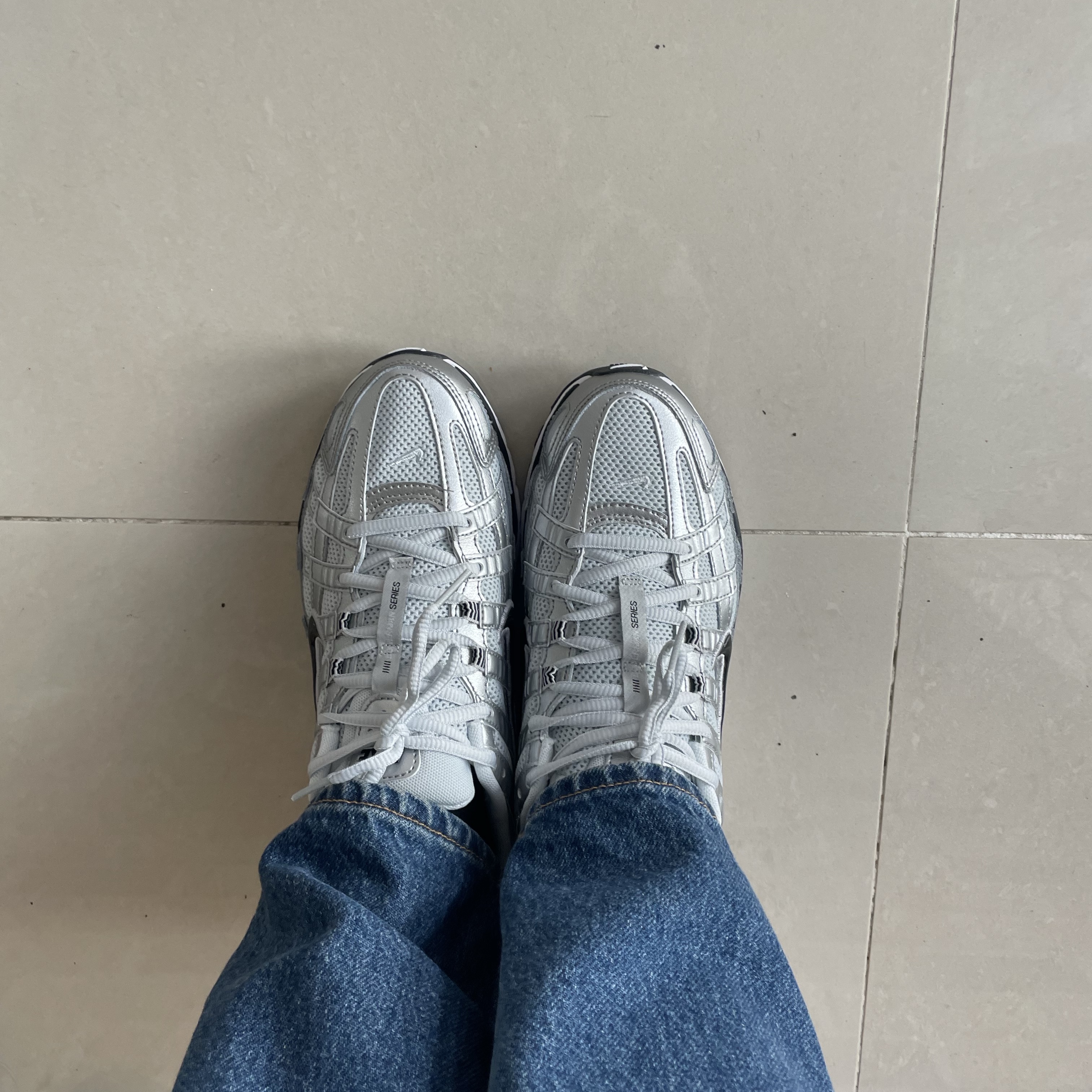 (W) Nike P-6000 White Metallic Silver 착용 스타일 - 2
