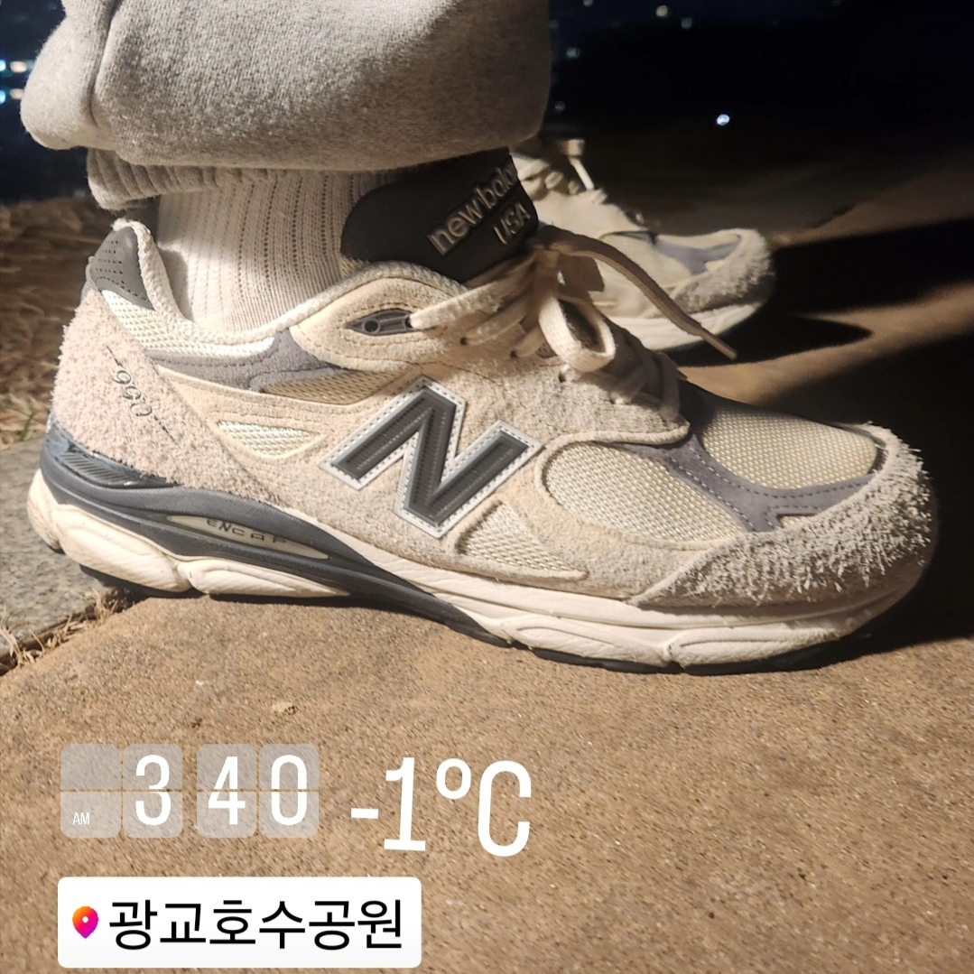 New Balance 990v3 Made in USA Moonbeam Macadamia Nut 착용 스타일 - 2