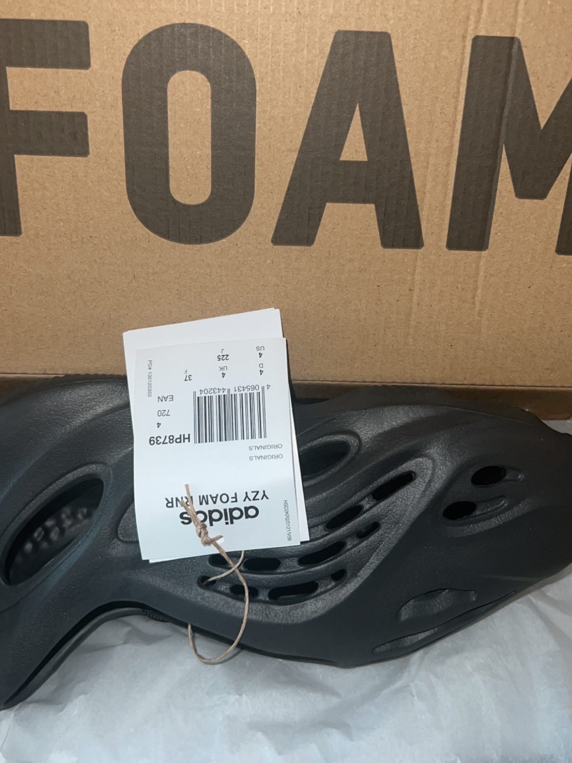 Adidas Yeezy Foam RNNR Onyx 착용 스타일
