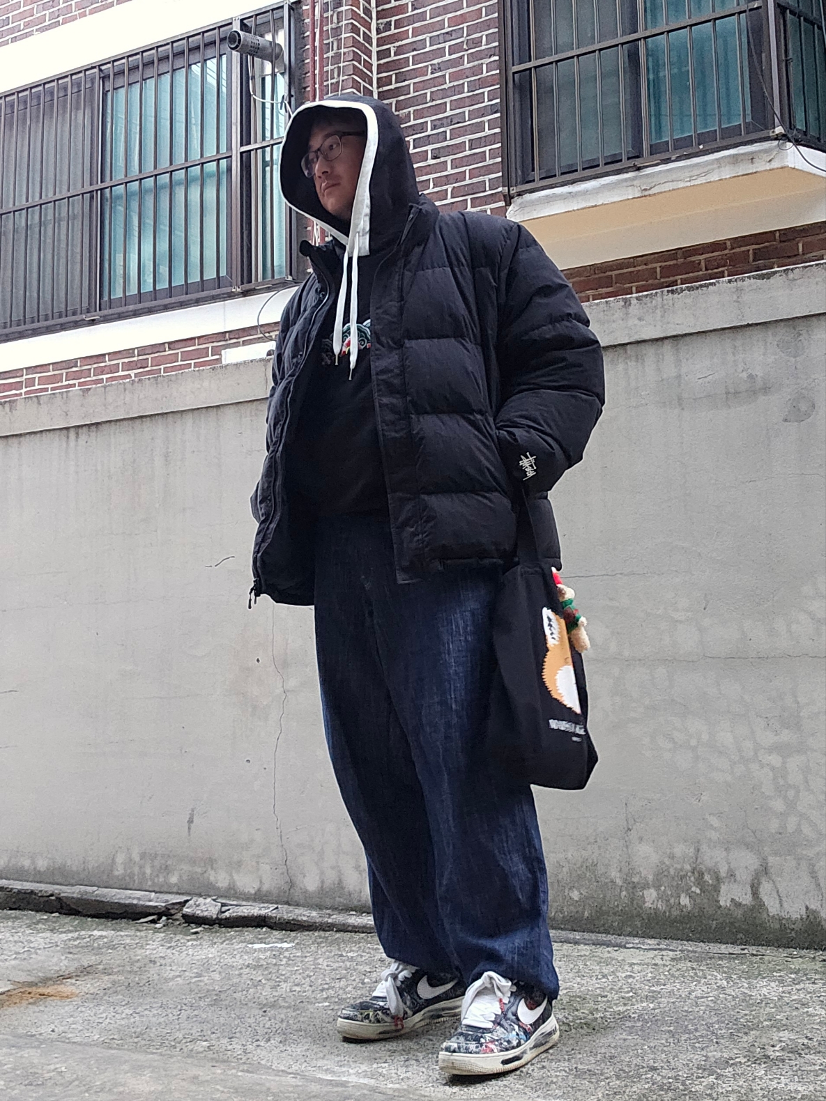 Stussy Ripstop Down Puffer Jacket Black, Maison Kitsune Fox Head Tote Bag Black 착용 스타일