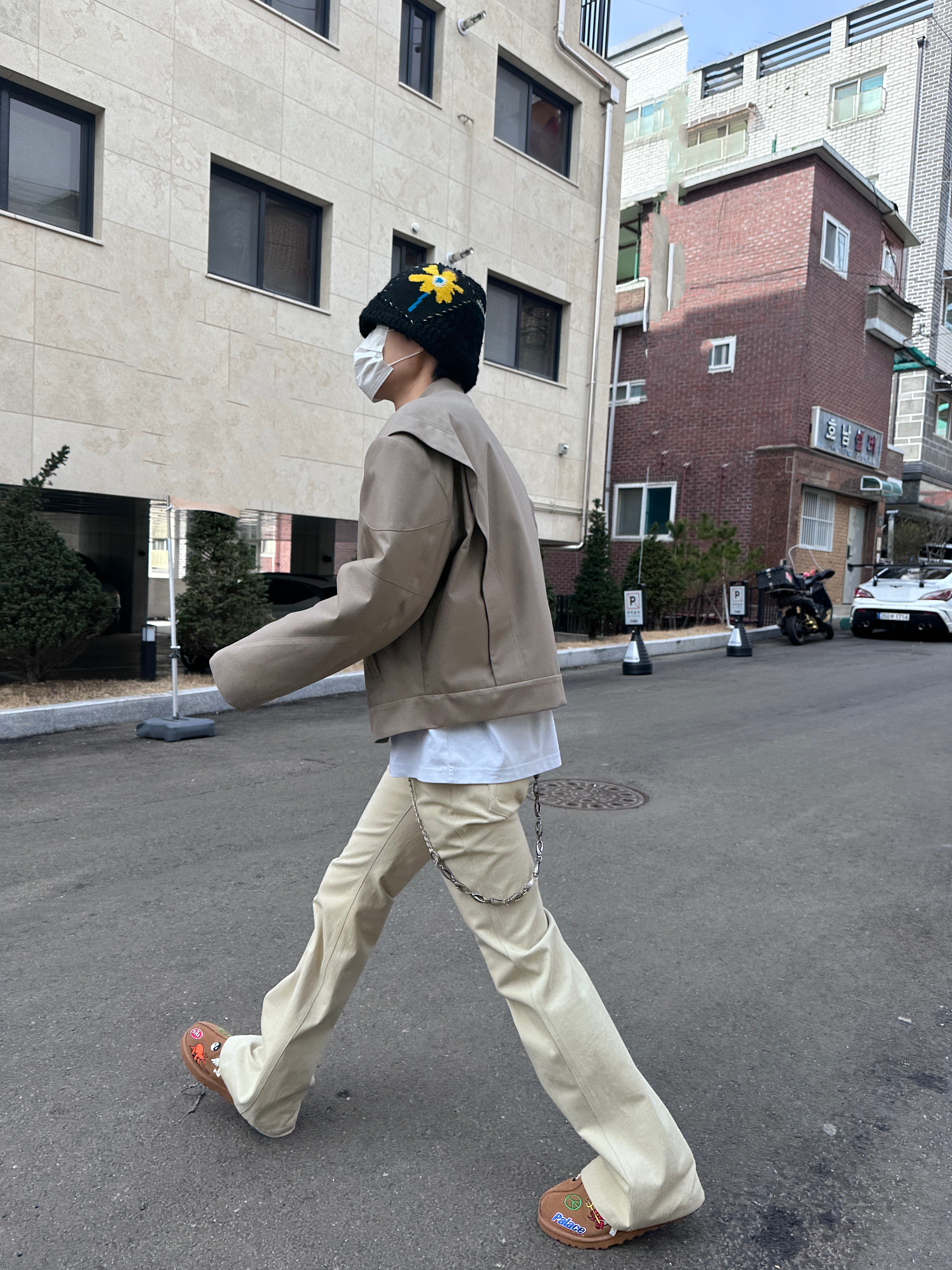 Nonnod Flared Pants Beige 착용 스타일 - 2