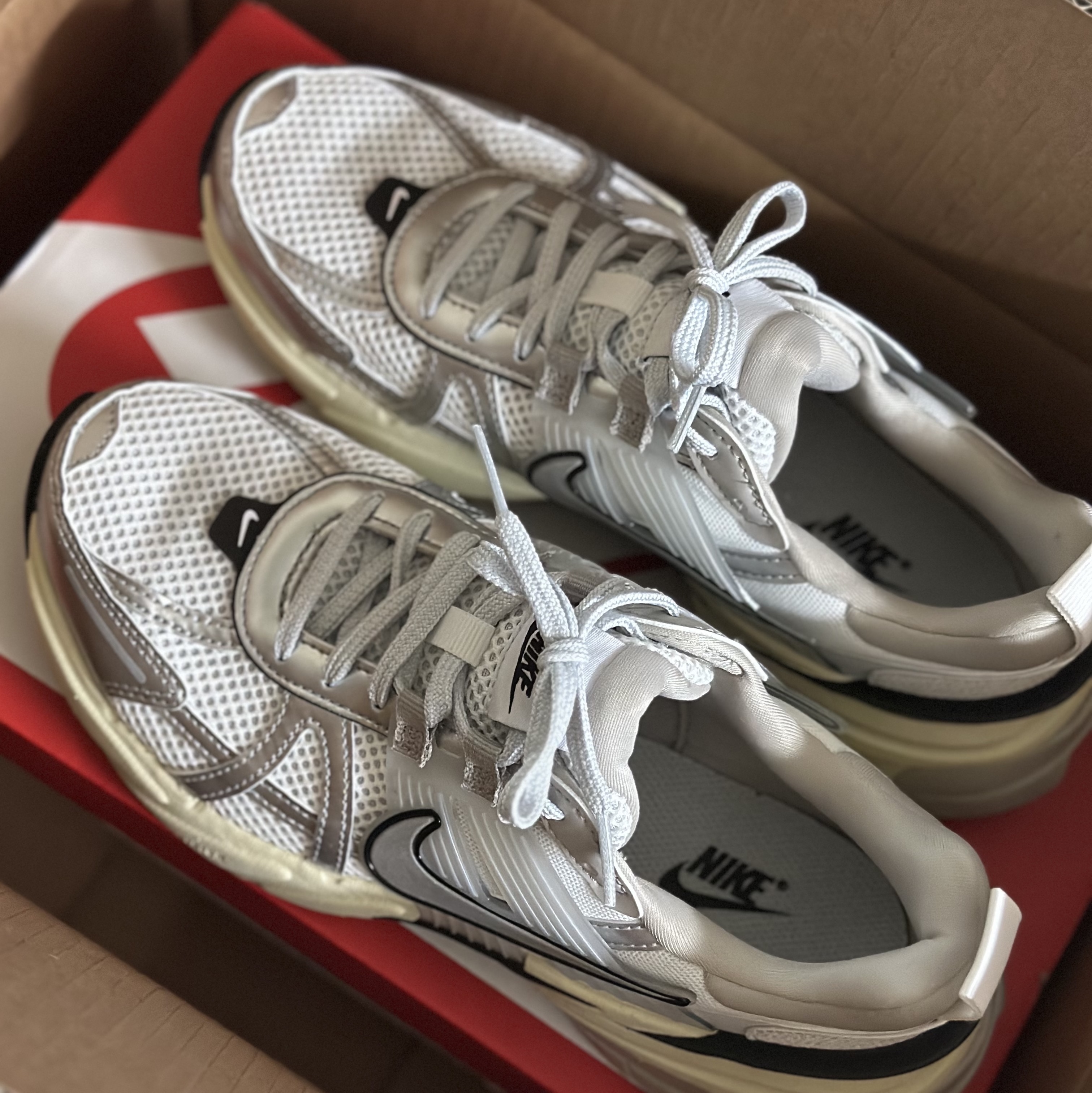 Nike V2K Run Summit White Metallic Silver 착용 스타일