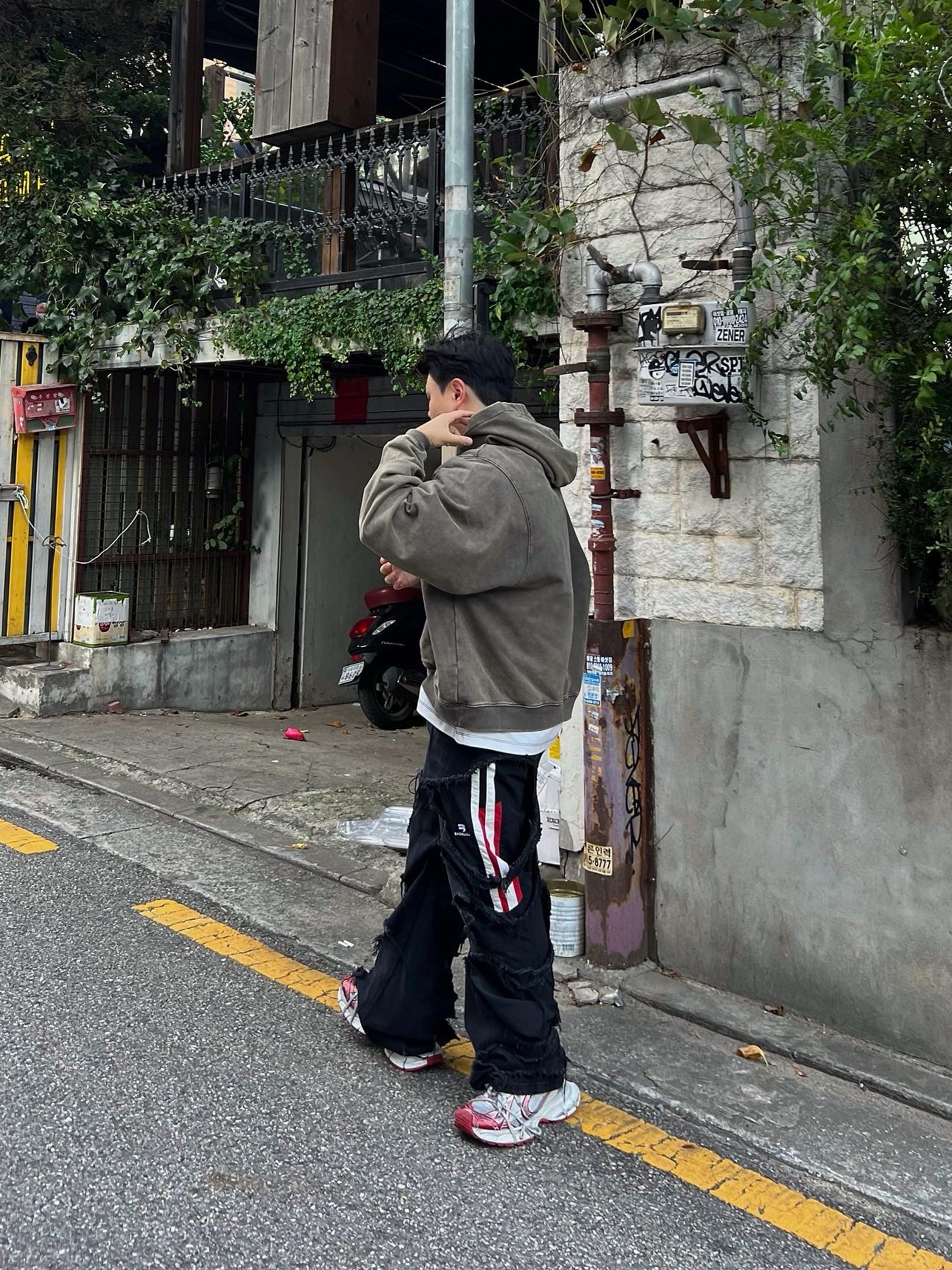 Balenciaga 3XL Sneakers White Red 착용 스타일 - 1