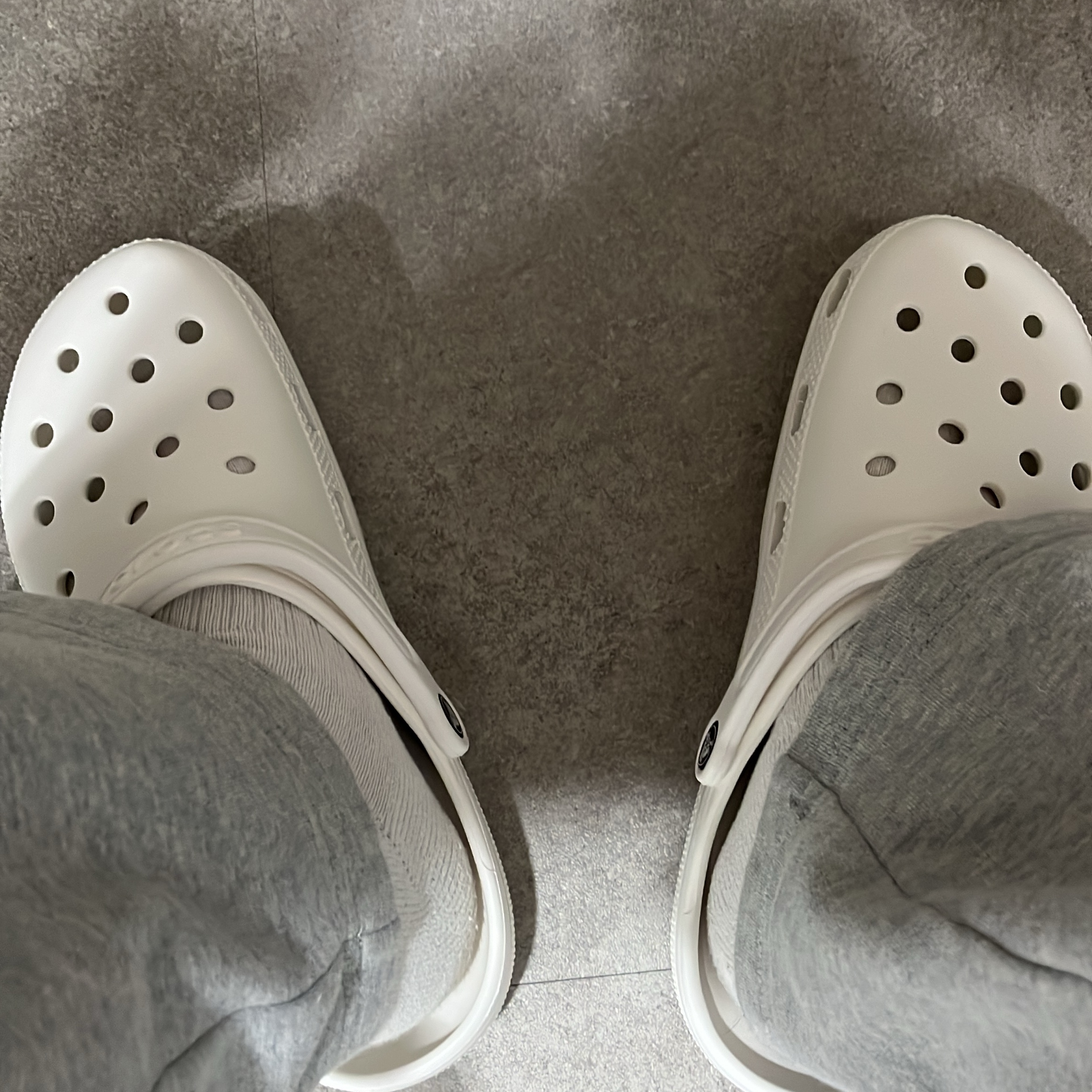Crocs Classic Clog White 착용 스타일