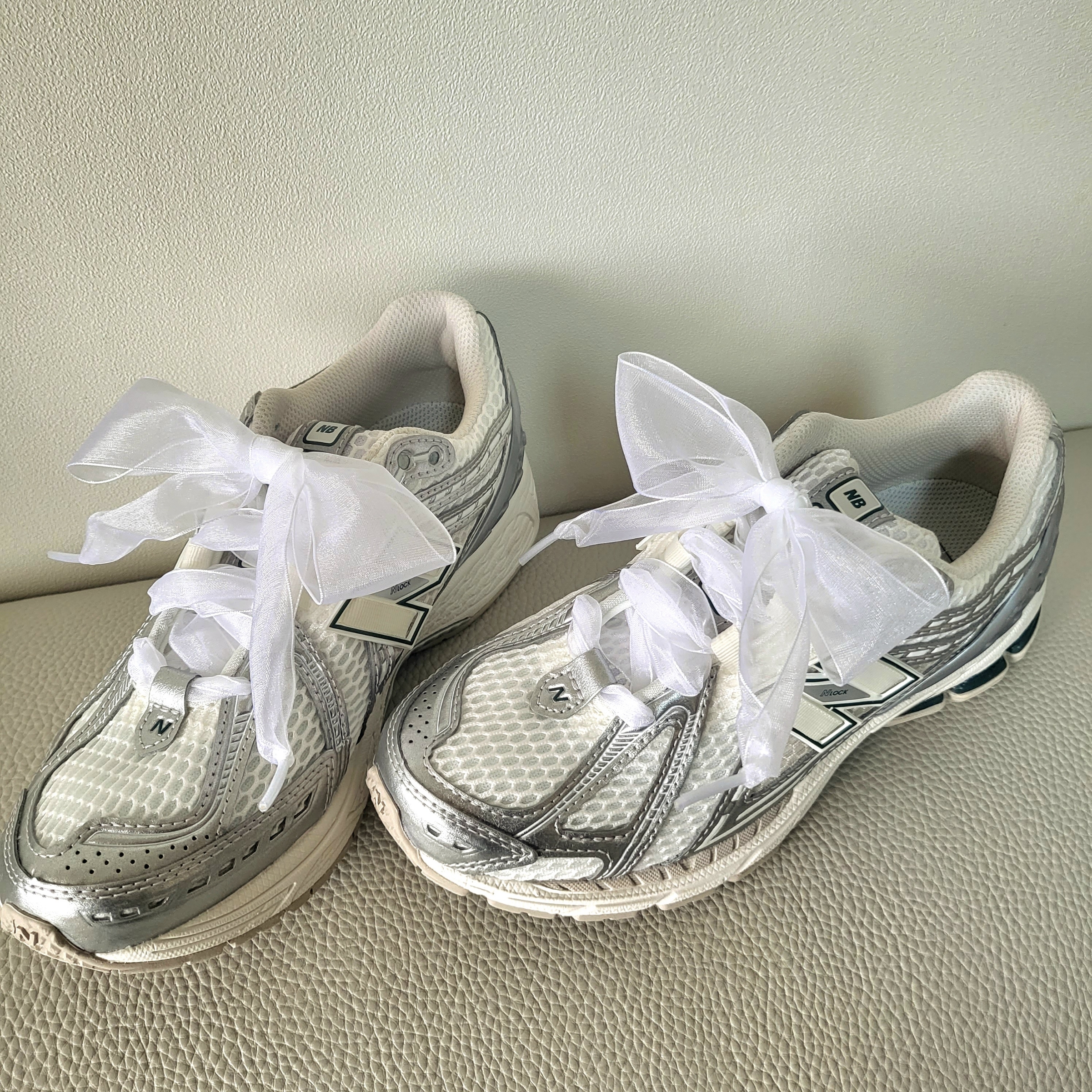 New Balance 1906R Silver Metallic Sea Salt 착용 스타일 - 2