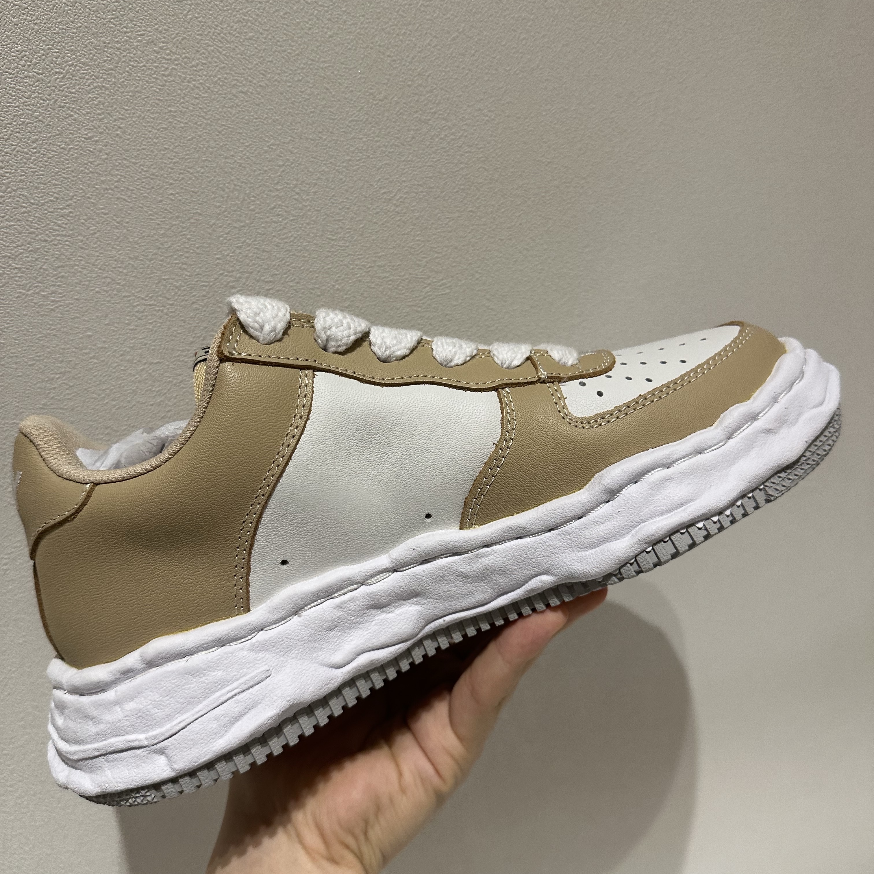 Maison Mihara Yasuhiro Wayne OG Sole Leather Low-top Sneakers Beige White 착용 스타일