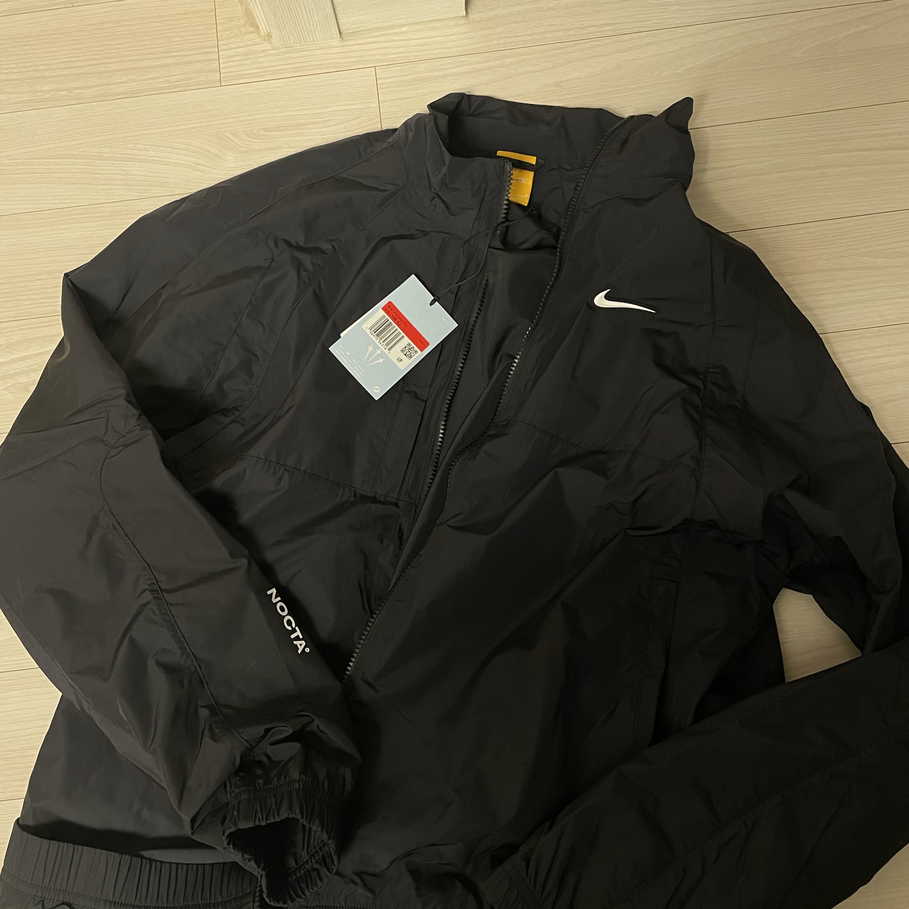 Nike x Drake Nocta Nylon Track Jacket Black (FN7666-010) 착용 스타일 - 2