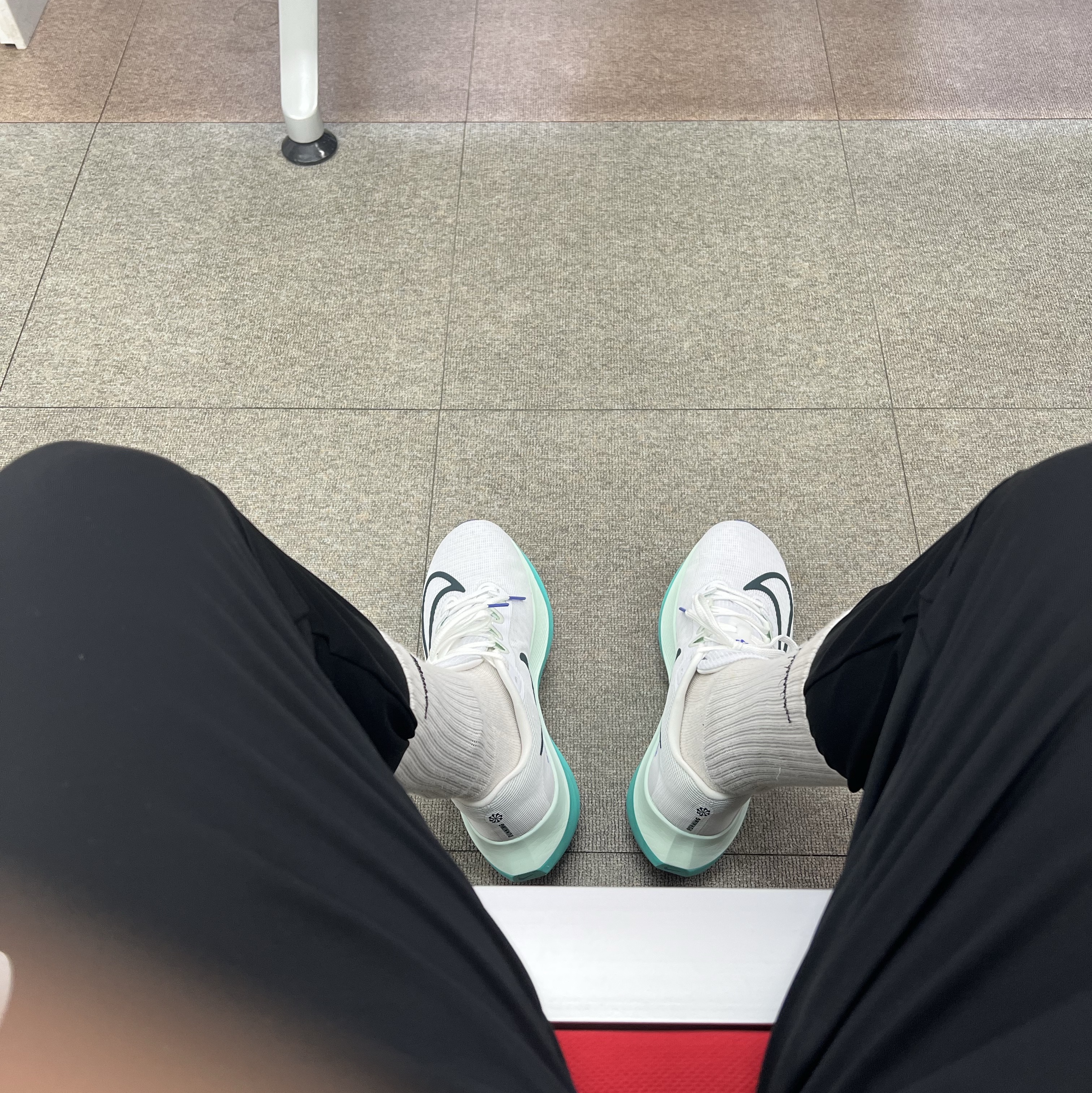 Nike Zoom Fly 5 Barely Green Deep Jungle 착용 스타일
