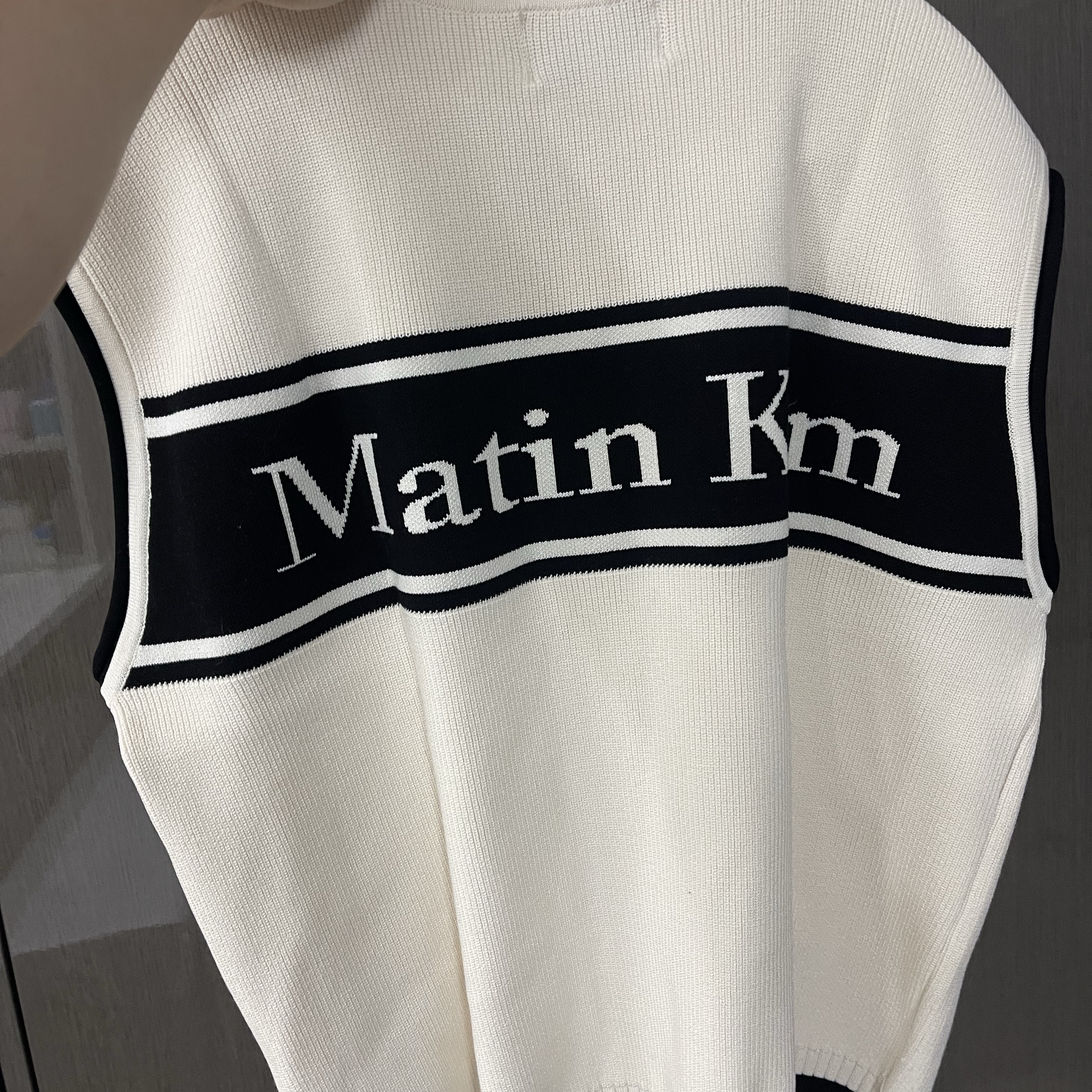 (W) Matin Kim Spell Point Stripe Knit Vest Ivory 착용 스타일