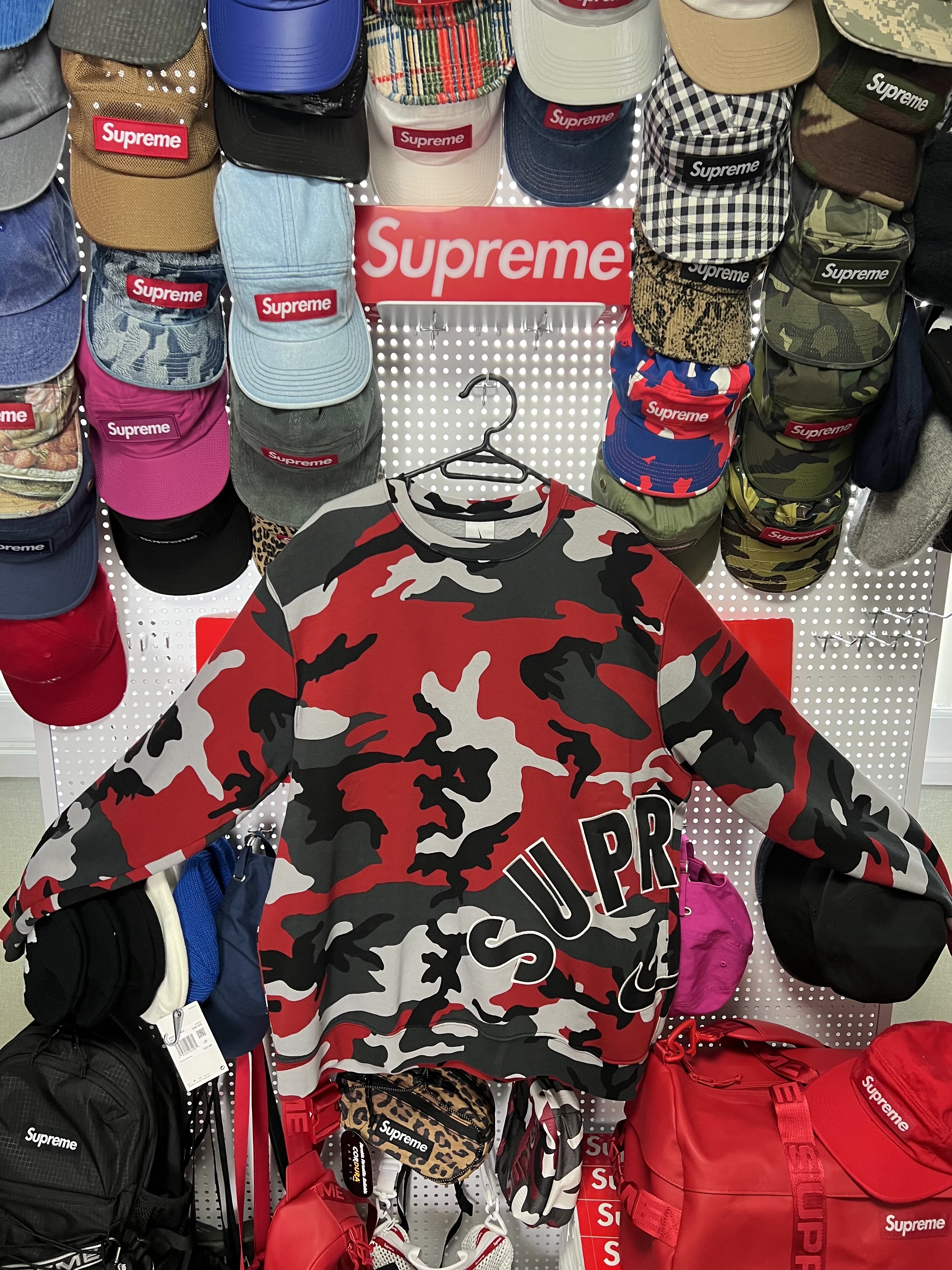 Supreme x Nike Arc Crewneck Red Camo- 22SS 착용 스타일 - 2