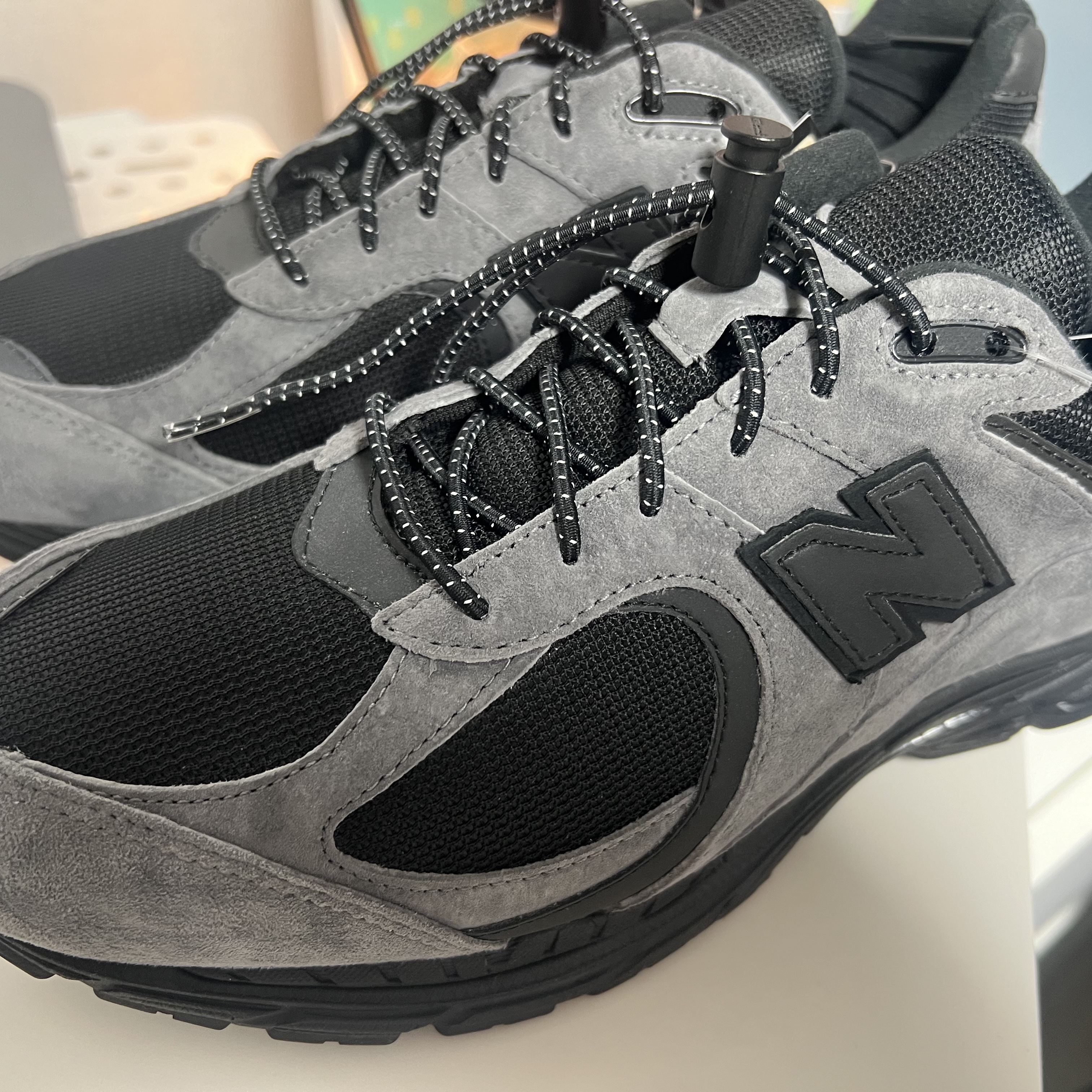 New Balance x JJJJound 2002R Gore-Tex Charcoal 착용 스타일 - 1