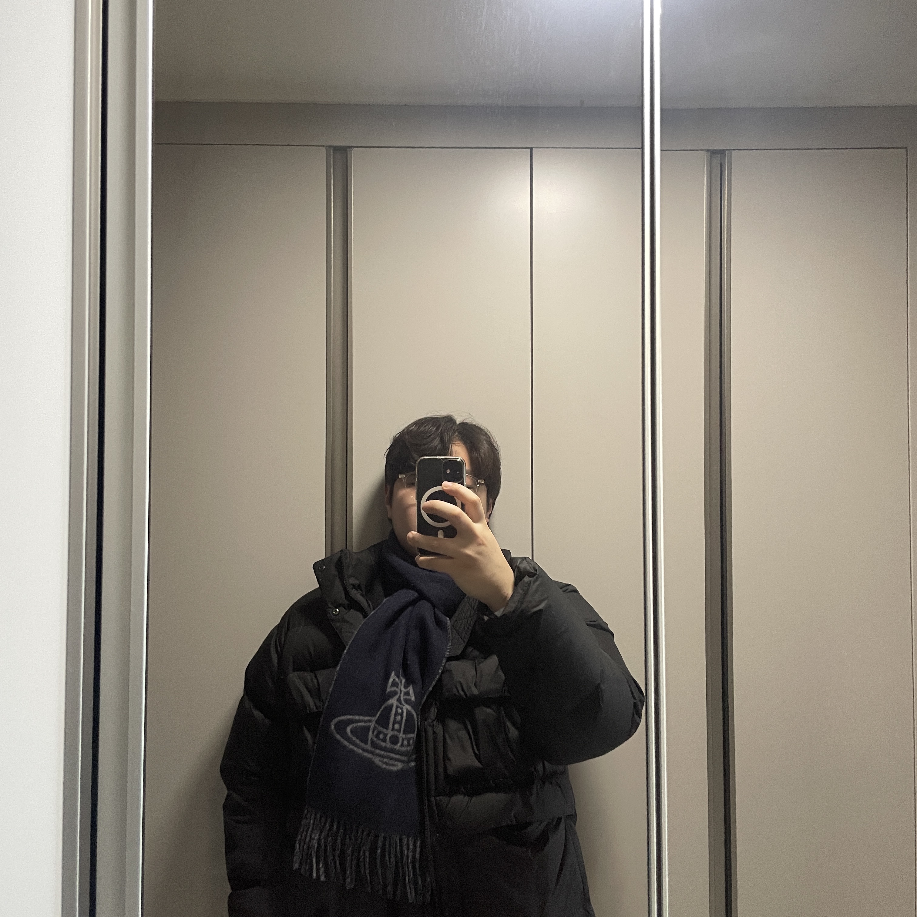Vivienne Westwood Double Face Single Orb Muffler Anthracite 착용 스타일