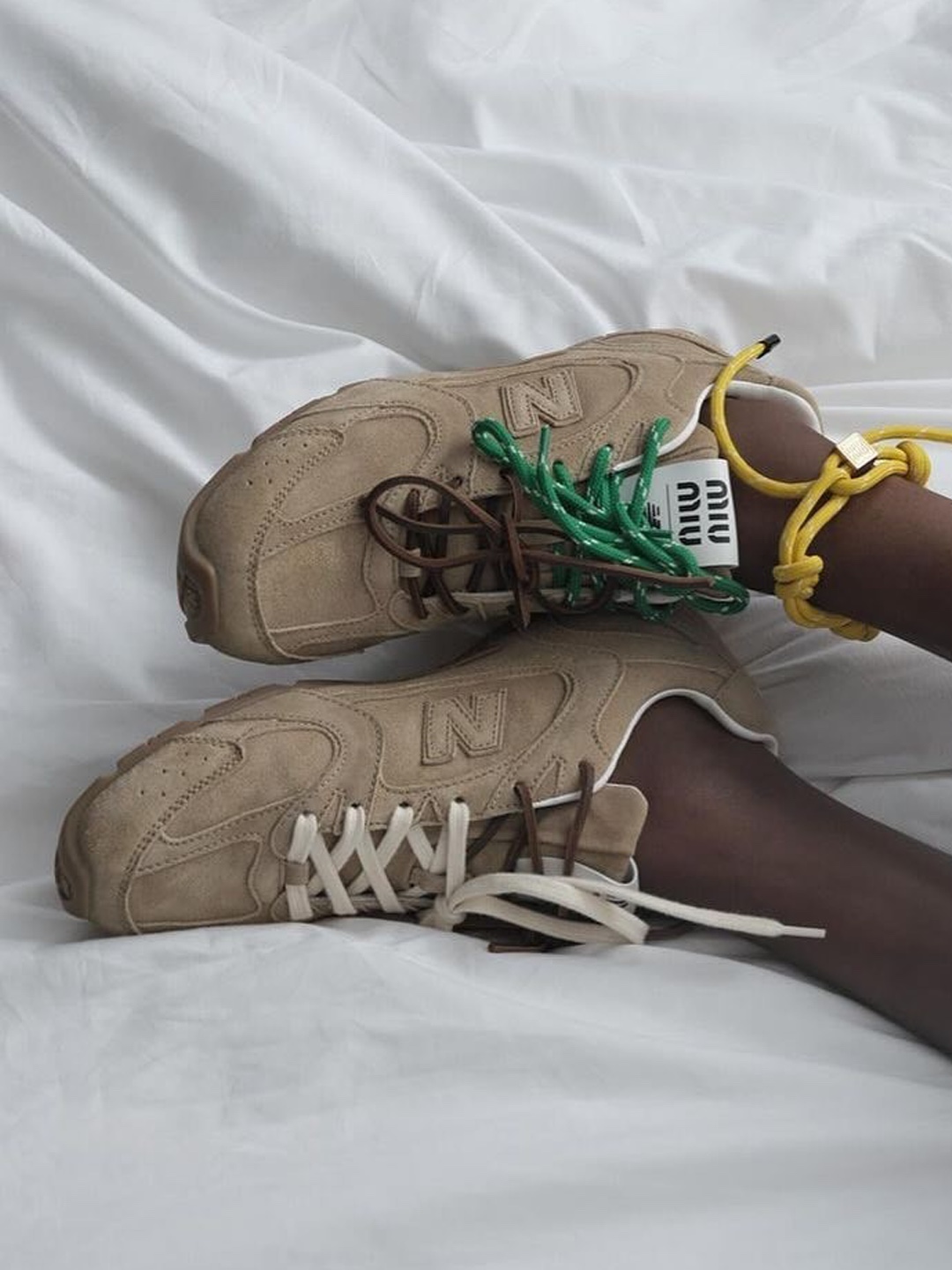 (W) New Balance x Miu Miu 530 Suede Mesh Sneakers Ecru 착용 스타일 - 5