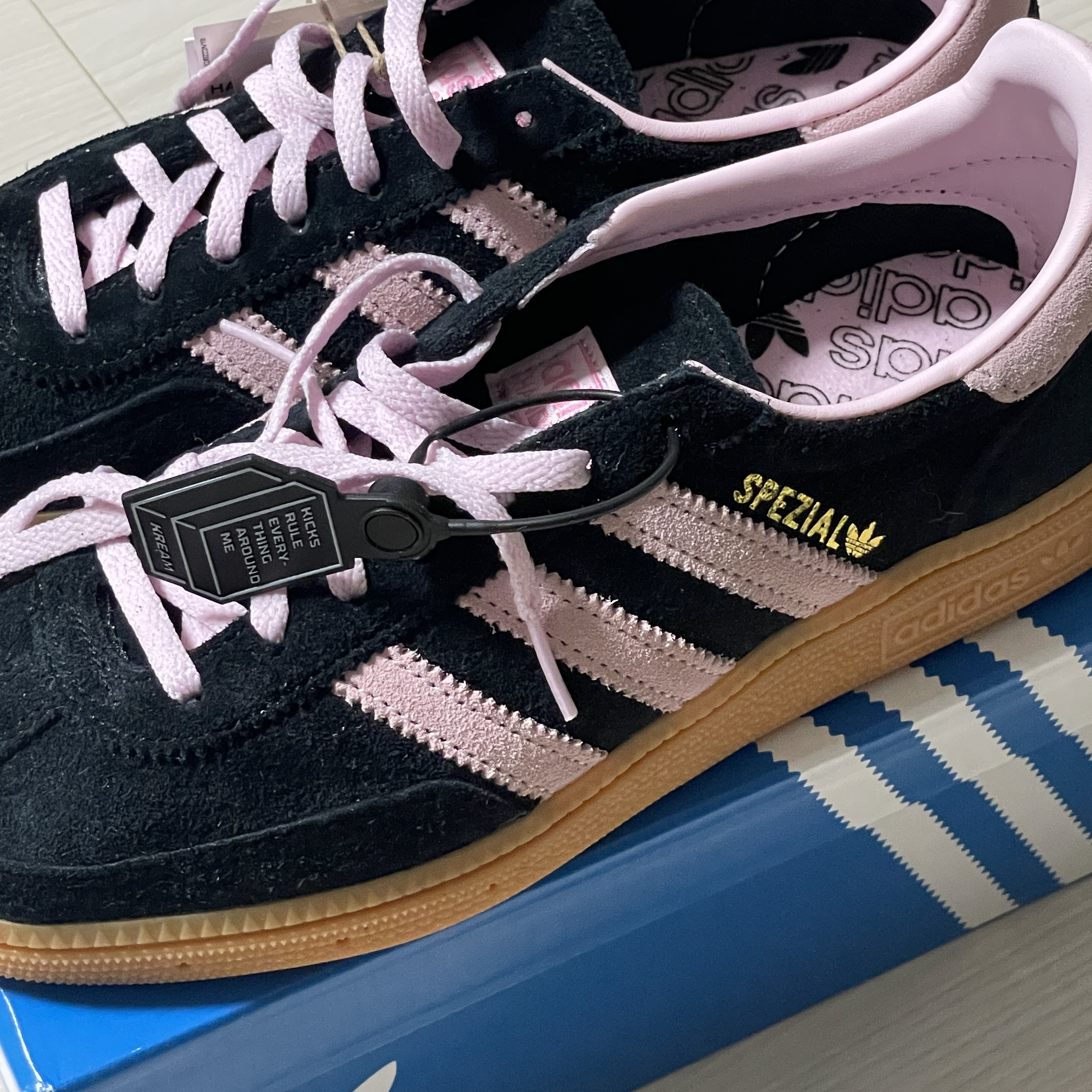 (W) Adidas Spezial Handball Core Black Clear Pink 착용 스타일 - 2