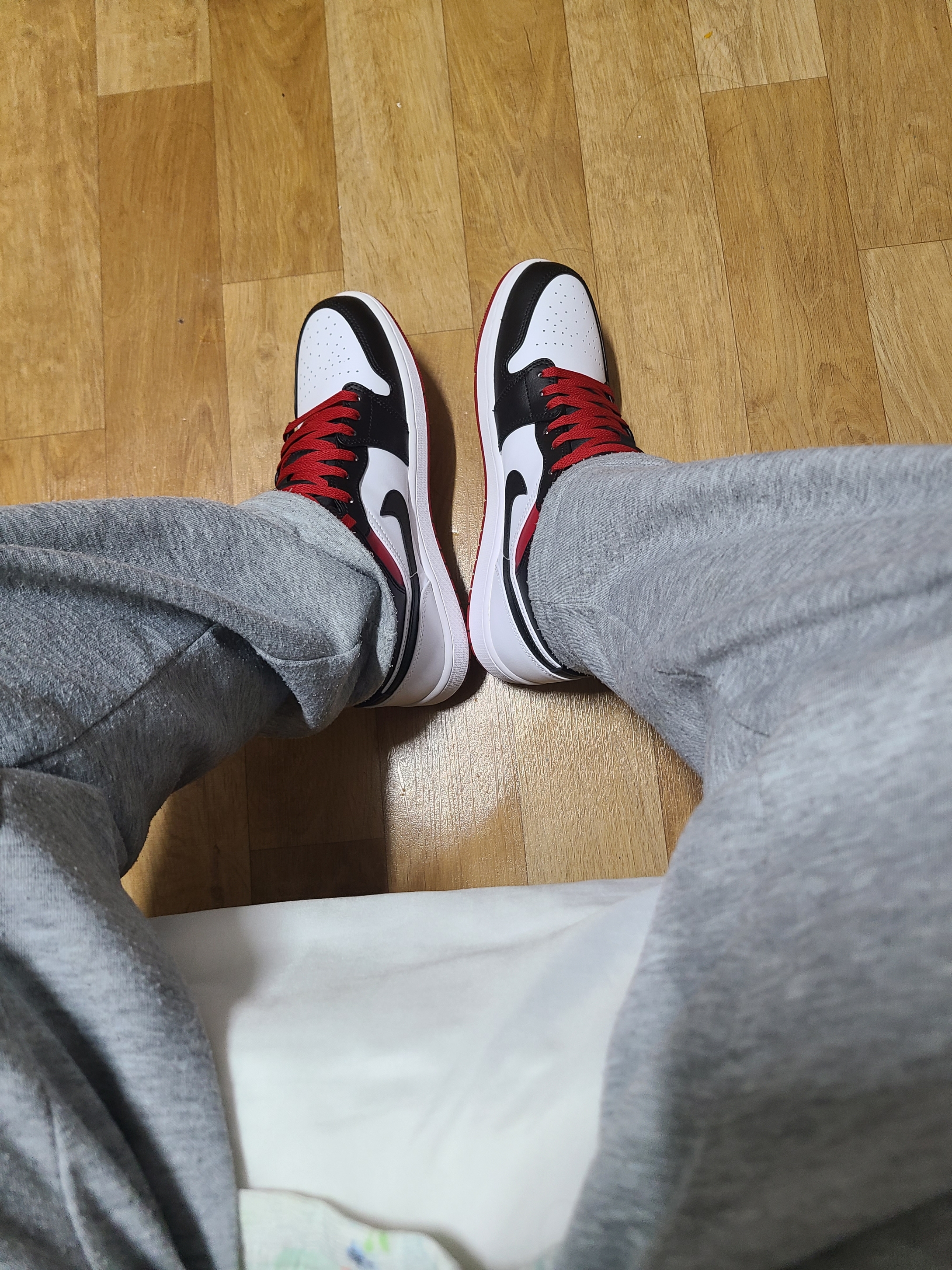 Jordan 1 Mid White Gym Red 착용 스타일