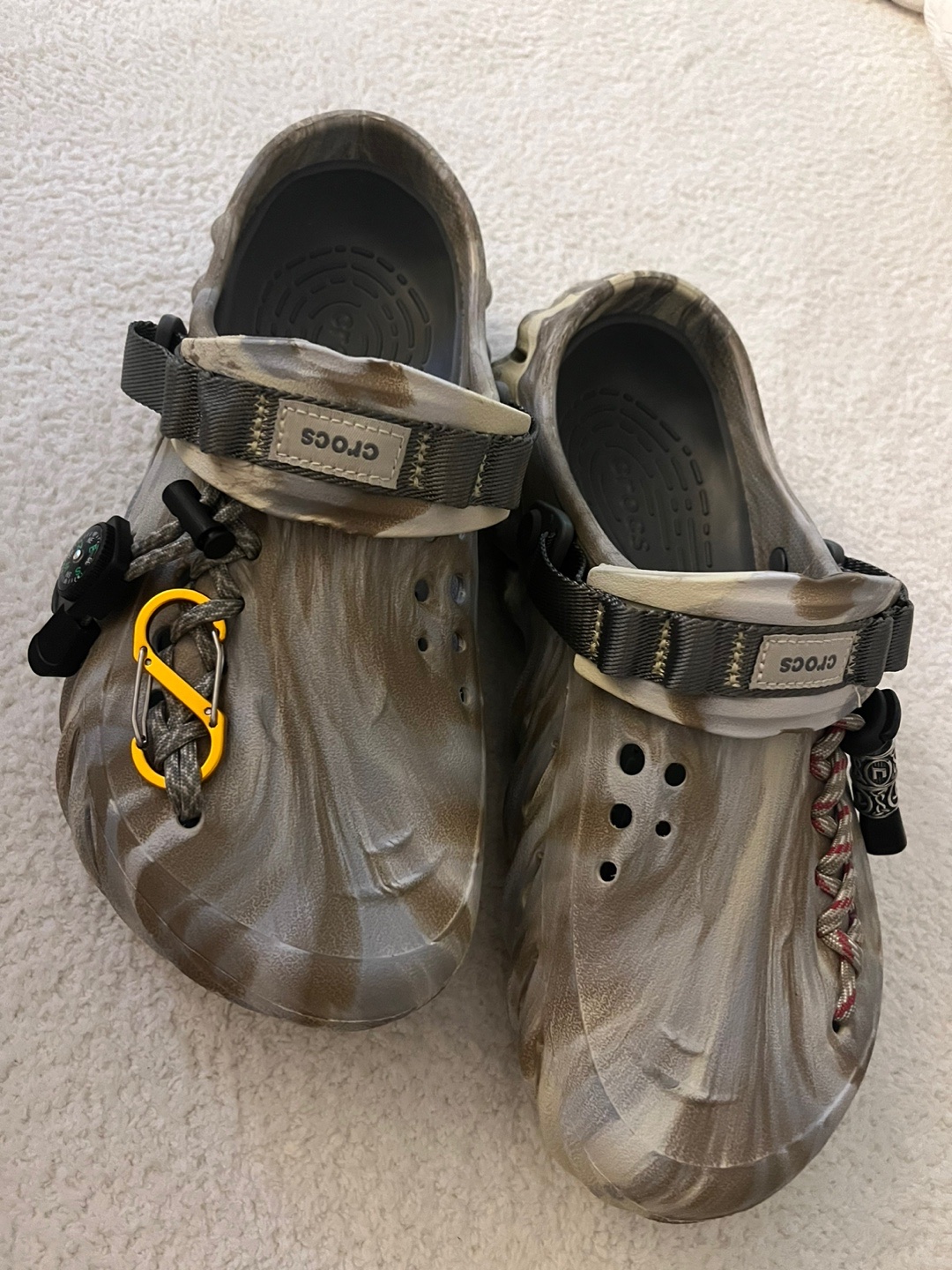 Crocs Echo Marbled Clog Bone Multi 착용 스타일 - 1