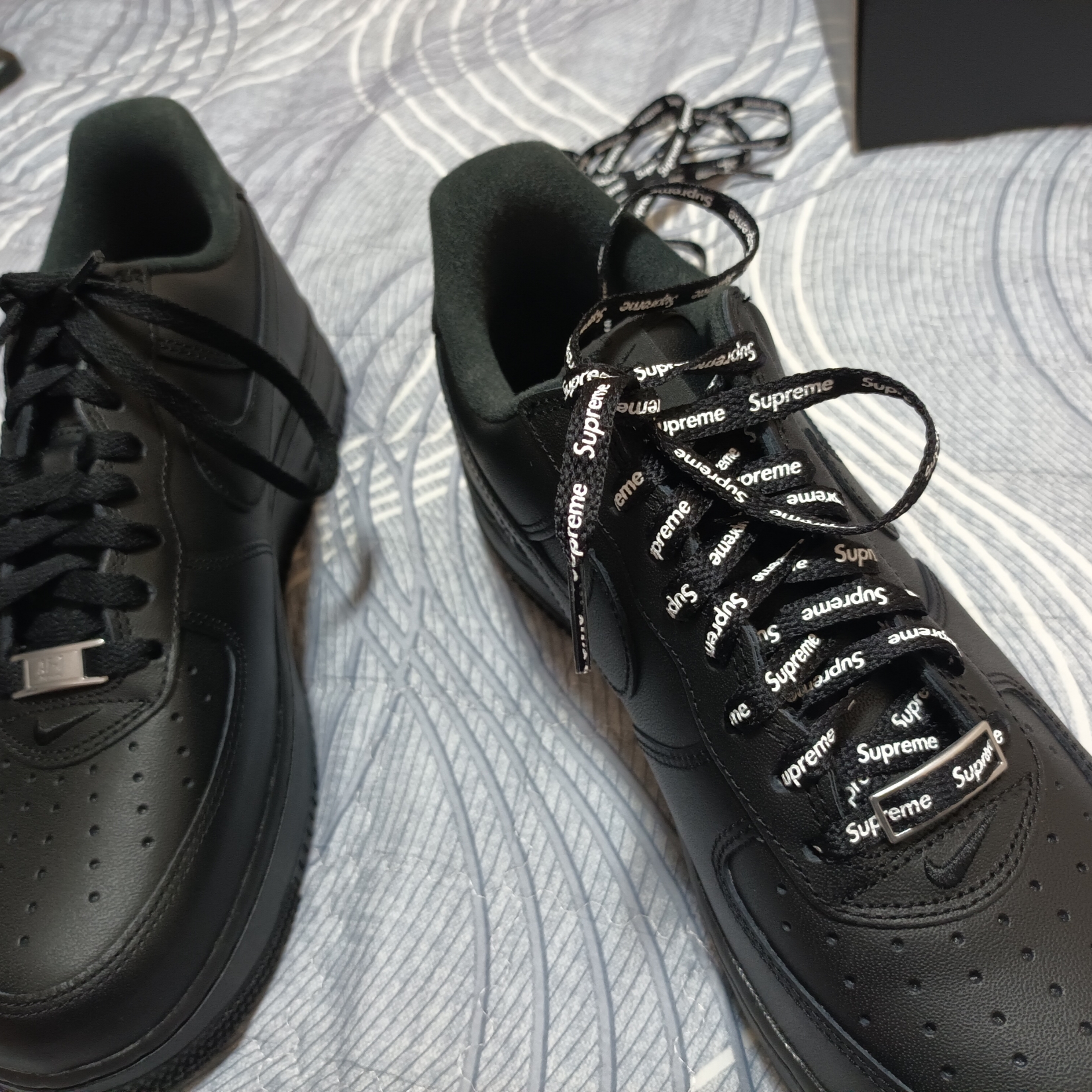Nike x Supreme Air Force 1 Low Black 착용 스타일