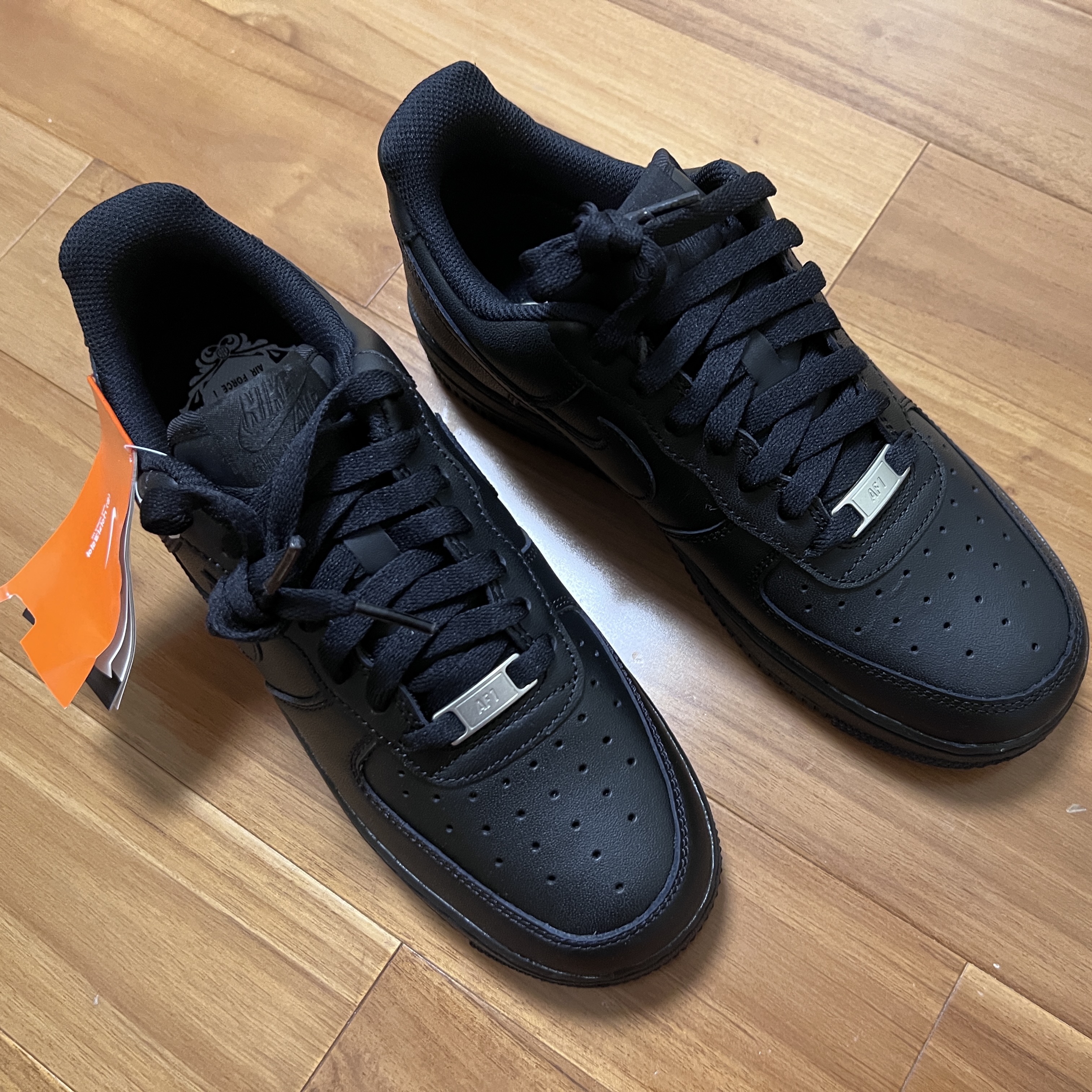 Nike Air Force 1 '07 Low Triple Black 착용 스타일