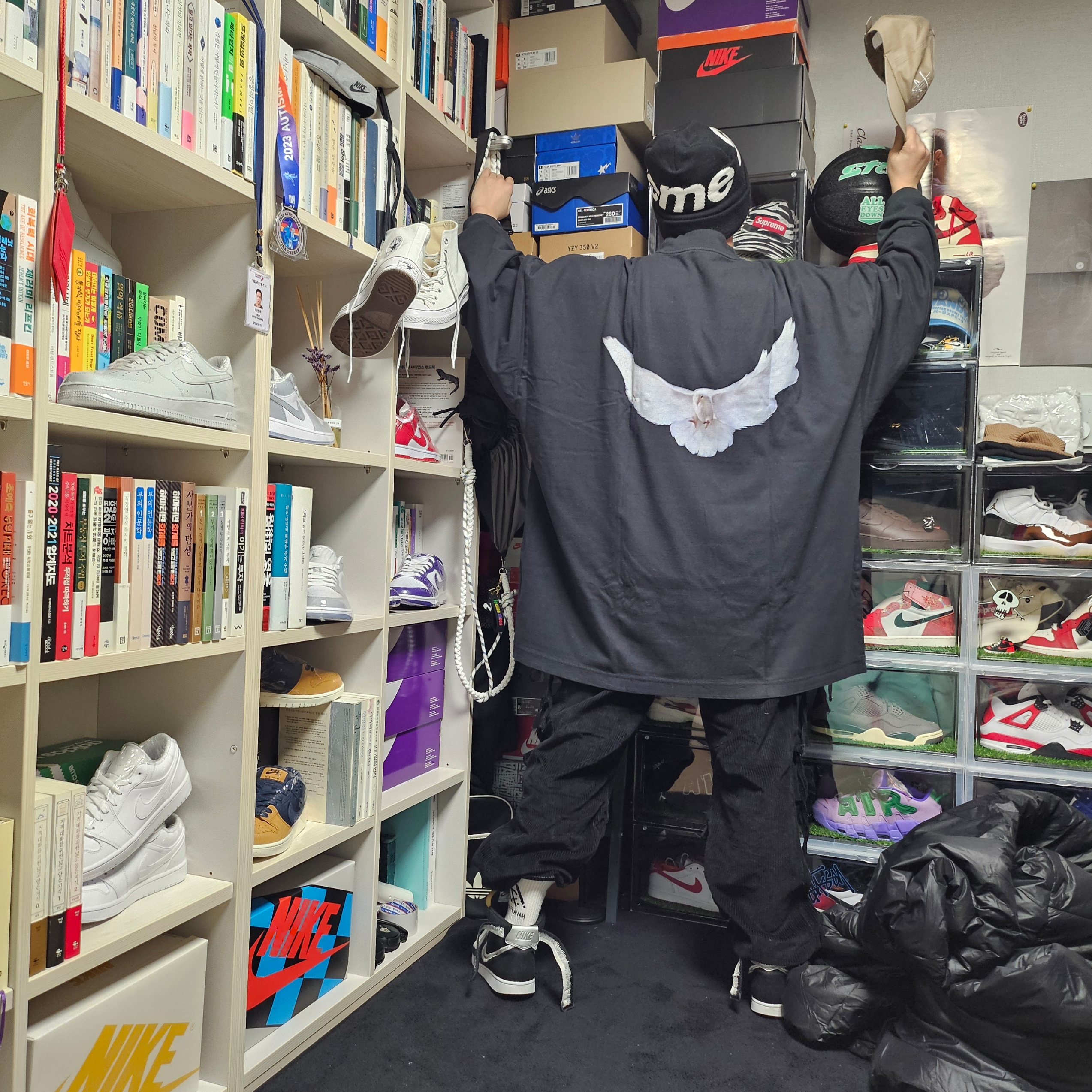 Supreme Big Logo Beanie Black, Yeezy Gap Engineered By Balenciaga Dove 3/4 Sleeve T-Shirt Black 착용 스타일 - 2