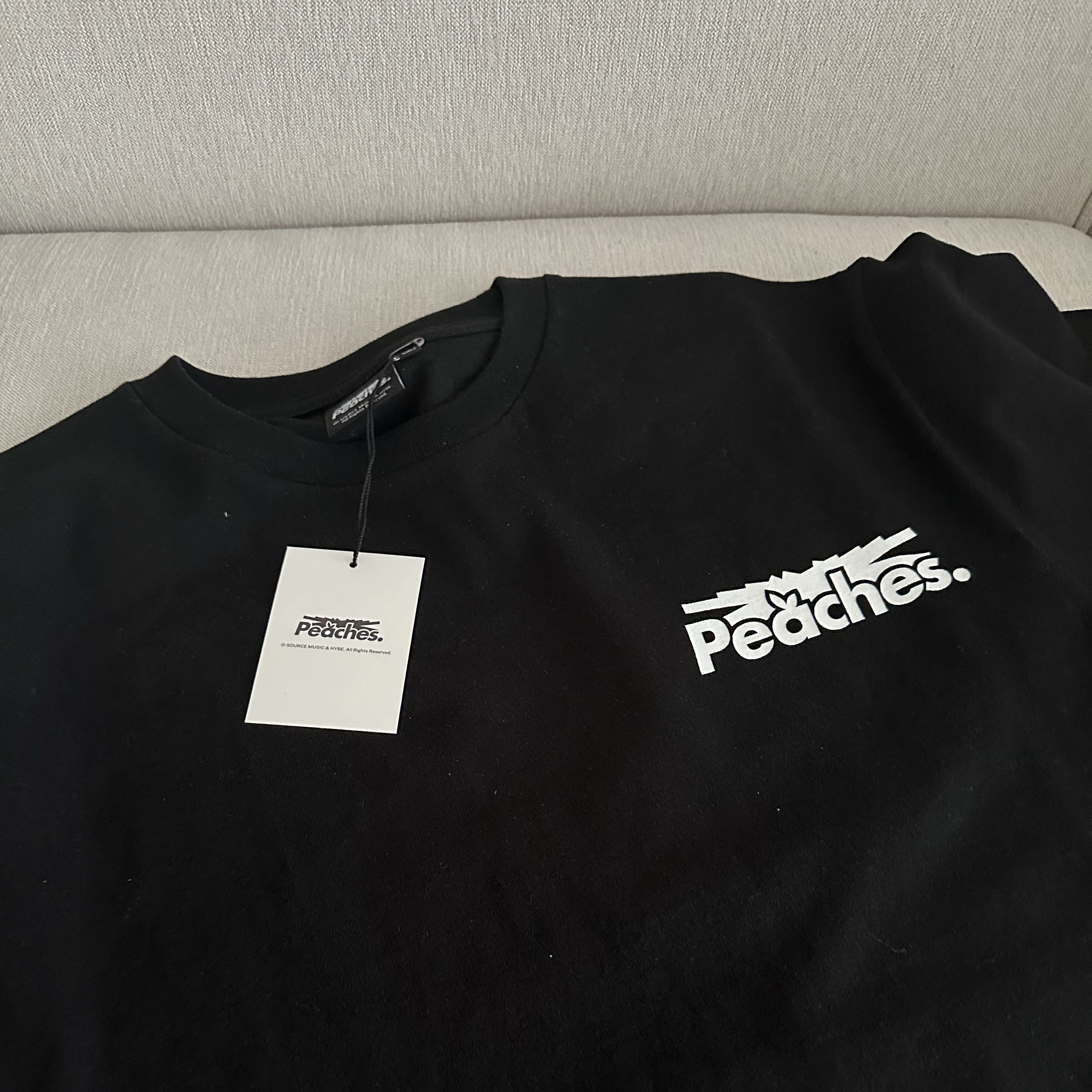 LE SSERAFIM x Peaches. Staple S/S T-Shirt Black 착용 스타일