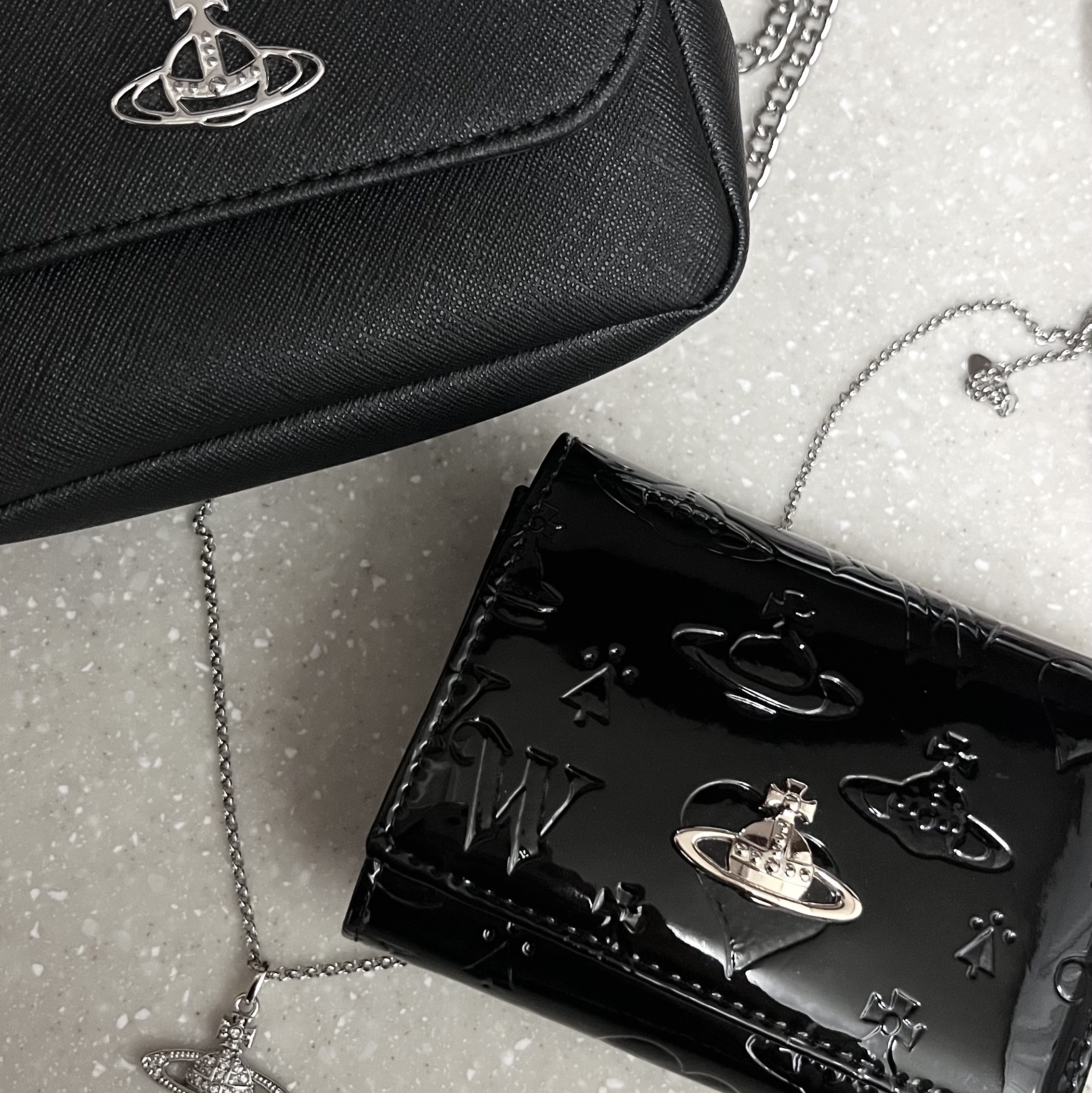Vivienne Westwood Saffiano Biogreen Small Purse Cross Bag Black 착용 스타일