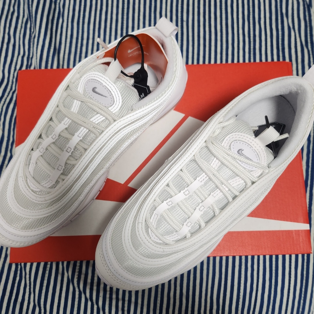 Nike Air Max 97 Triple White Wolf Grey 착용 스타일