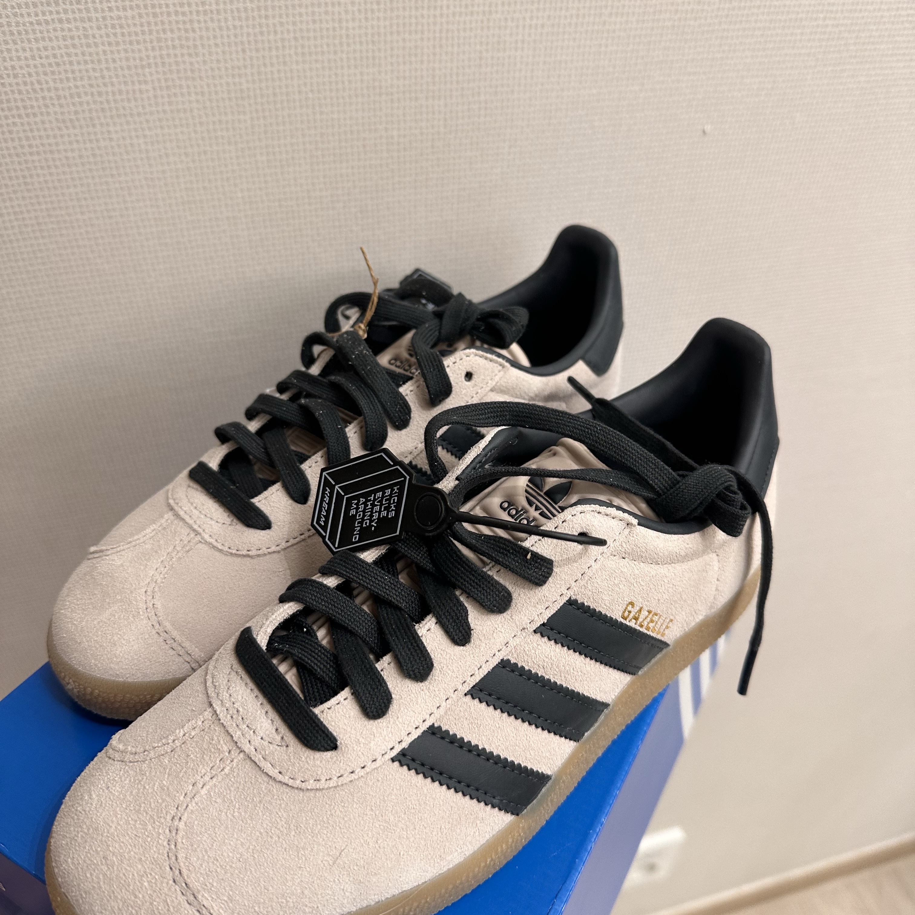 Adidas Gazelle Wonder Taupe Night Indigo 착용 스타일
