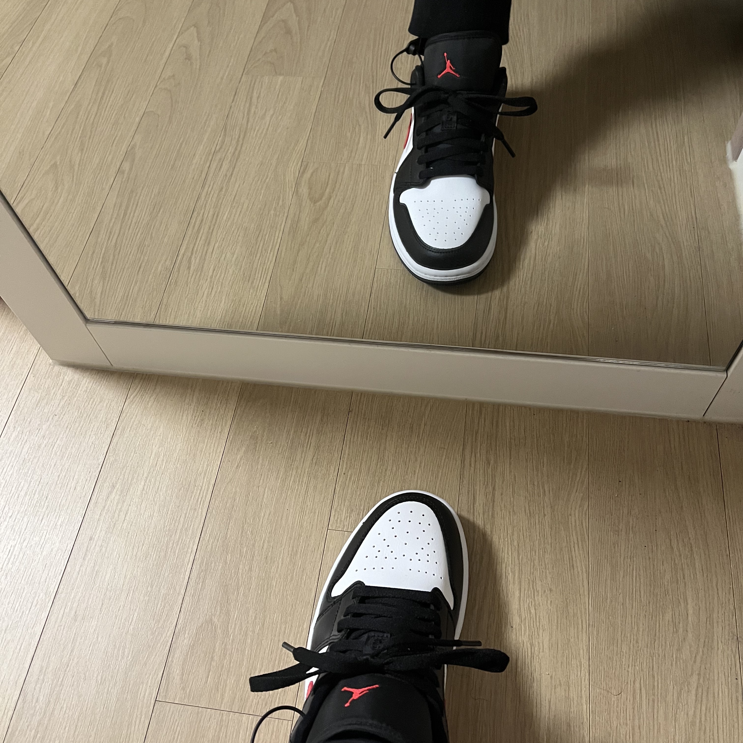 (W) Jordan 1 Low Black Siren Red 착용 스타일