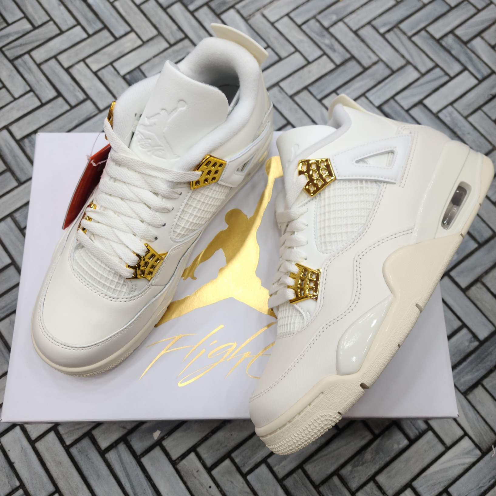 (W) Jordan 4 Retro Metallic Gold 착용 스타일