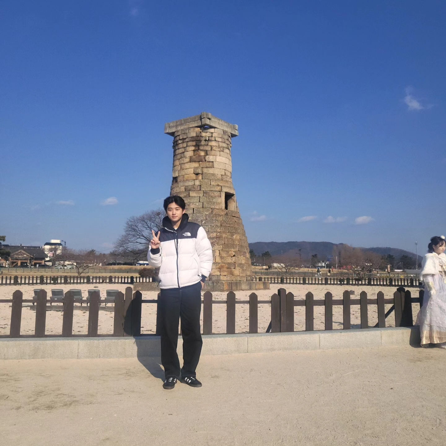 The North Face 1996 Eco Nuptse Jacket White 착용 스타일