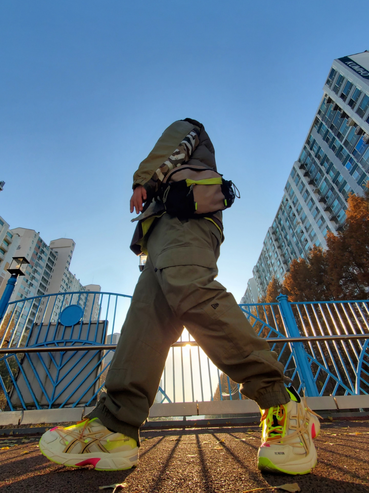 Asics x P.E Nation Gel-1130 Cream Paper Bag, [KREAM 단독] ADSB Andersson Bell Raptor Layered Cargo Pants Indigo Green 착용 스타일 - 1