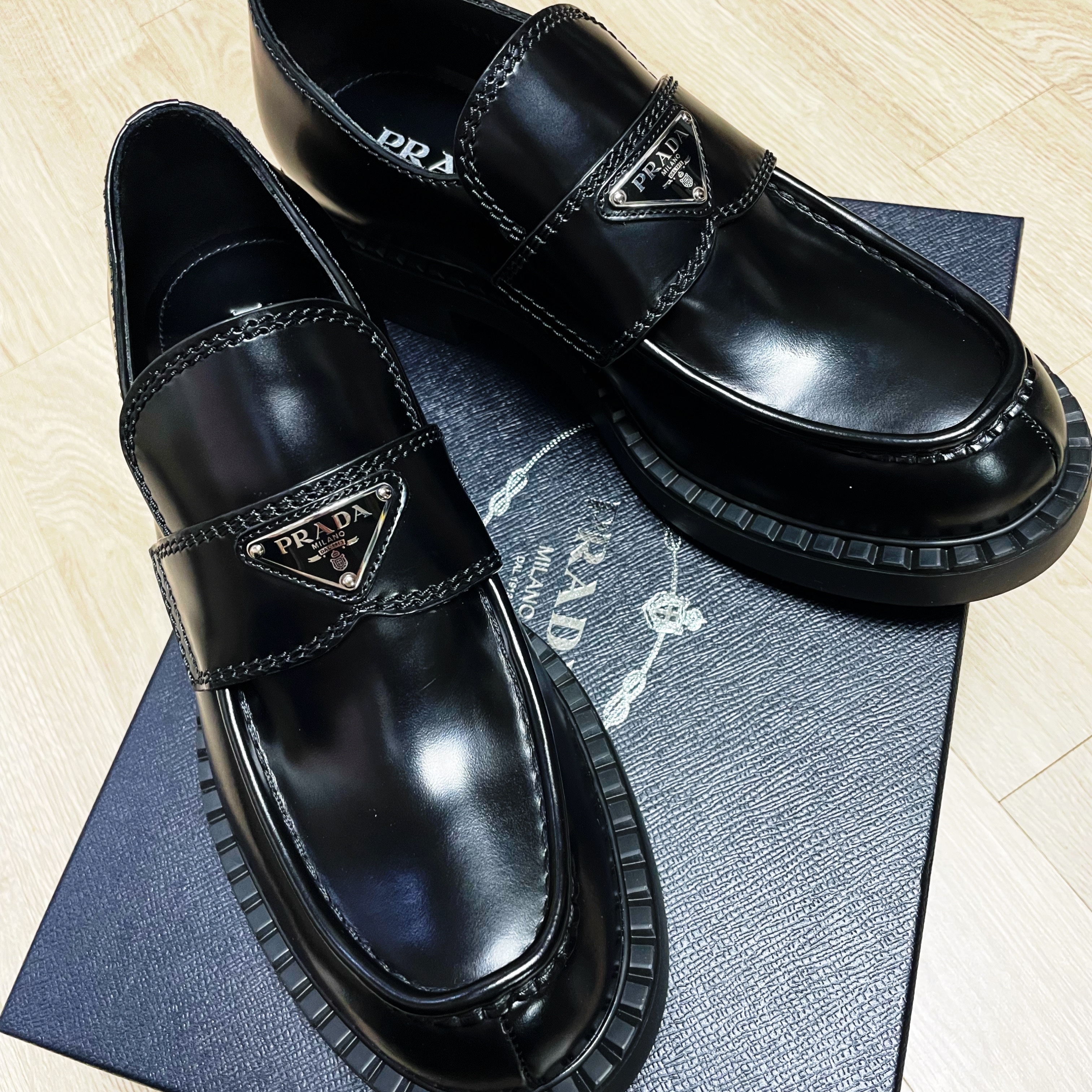 Prada Chocolate Brushed Leather Loafers Black 착용 스타일 - 1