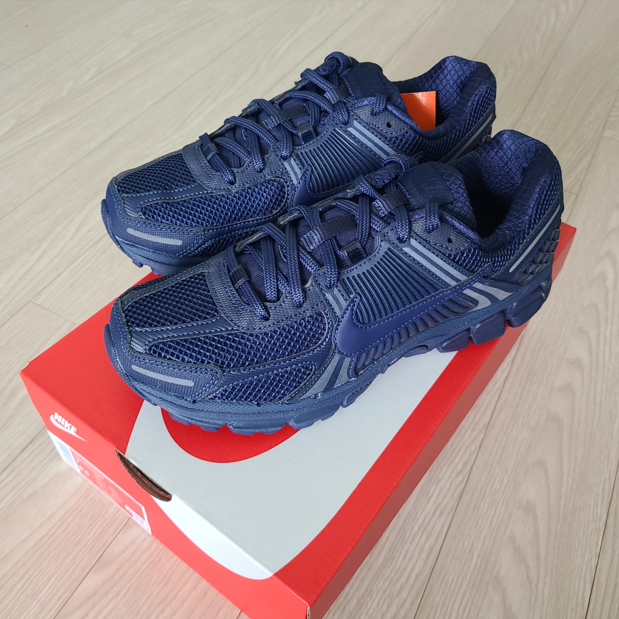 Nike Zoom Vomero 5 SP Midnight Navy 착용 스타일 - 1