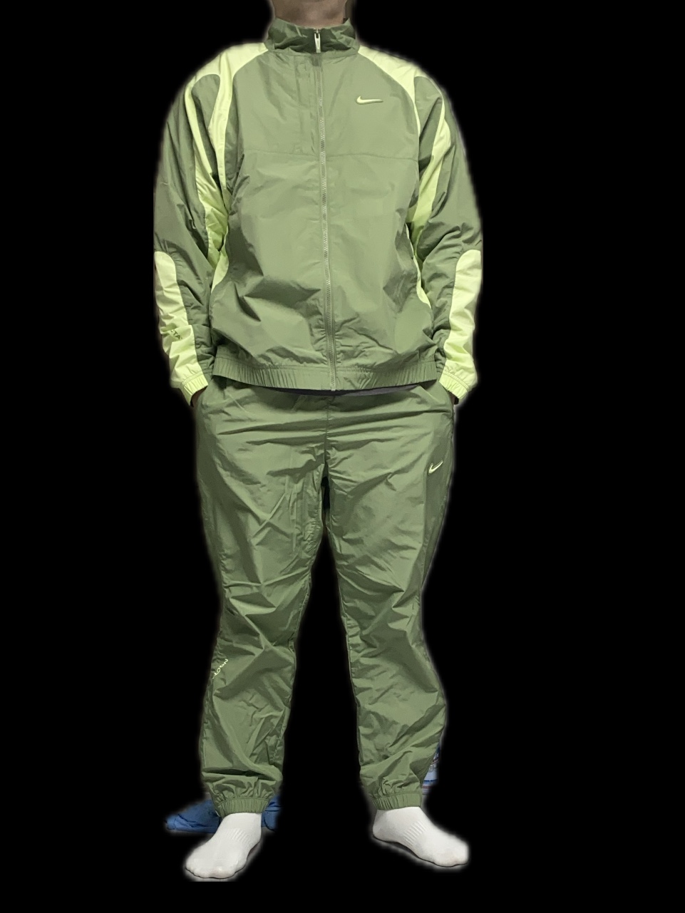 Nike x Drake Nocta Nylon Track Jacket Oil Green (FN7666-386), Nike x Drake Nocta Woven Track Pants Oil Green (FN7668-386) 착용 스타일 - 1