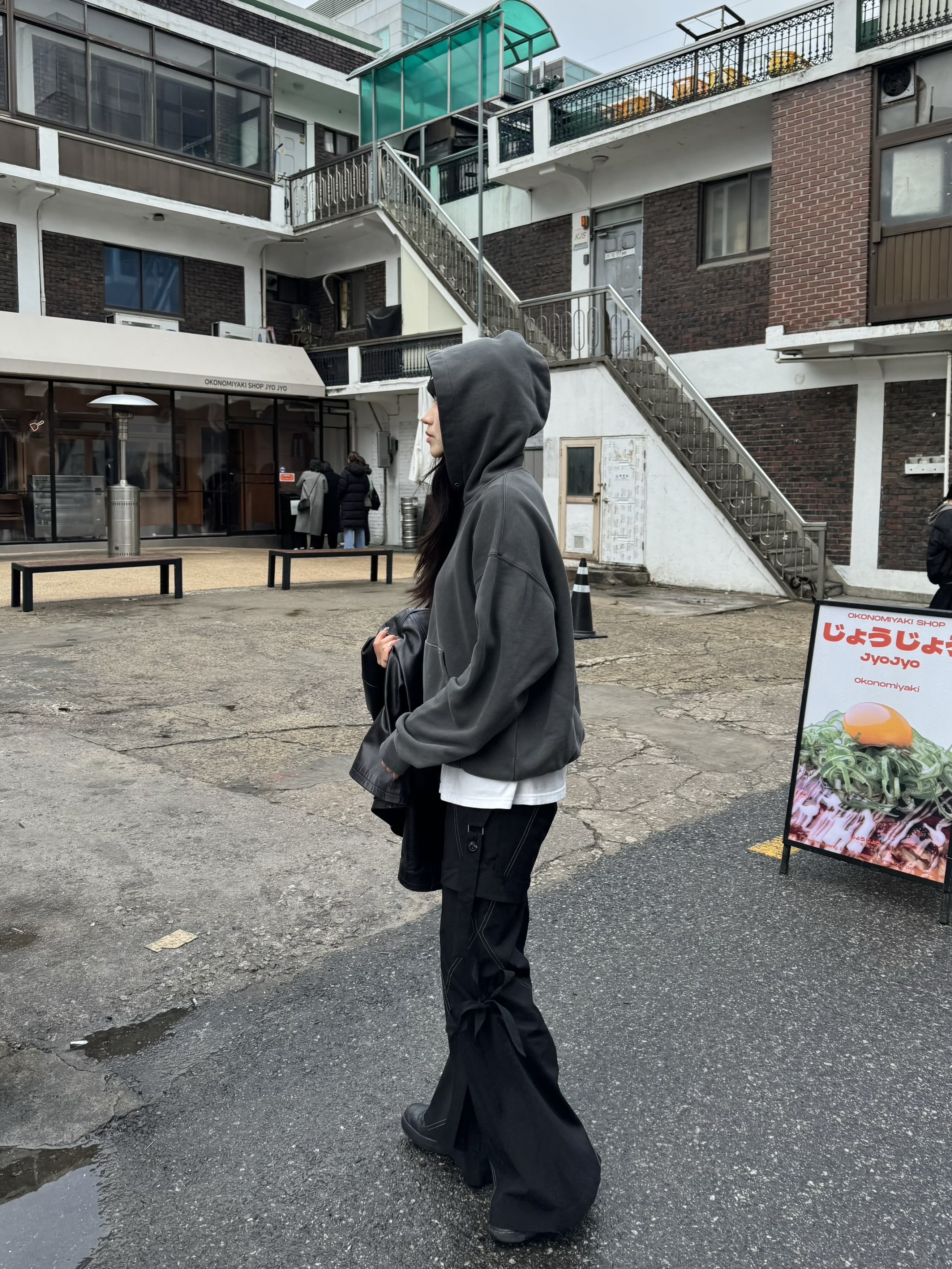 (W) Nike Air Force 1 '07 Low Triple Black 착용 스타일