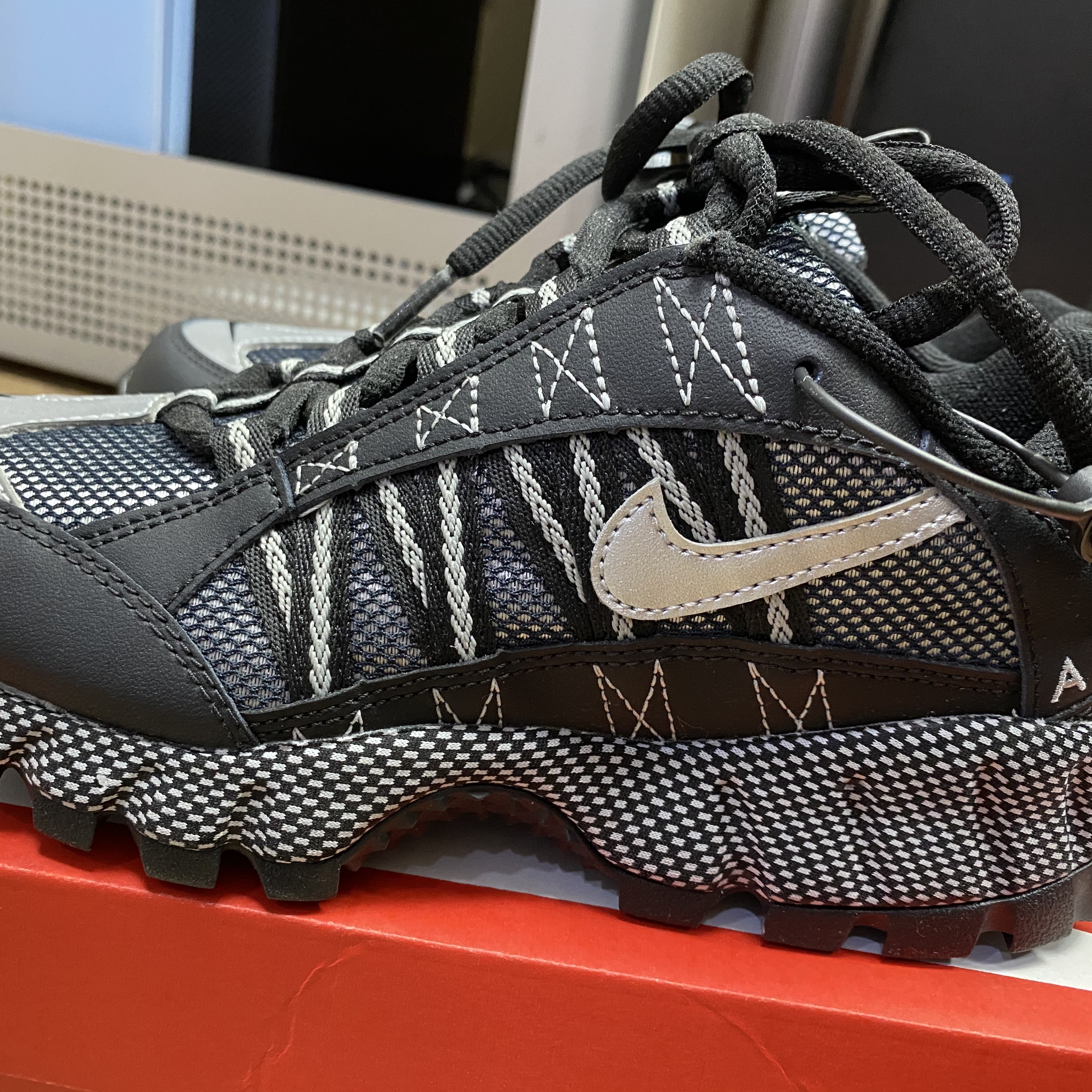 Nike Air Humara Black and Metallic Silver 착용 스타일 - 3