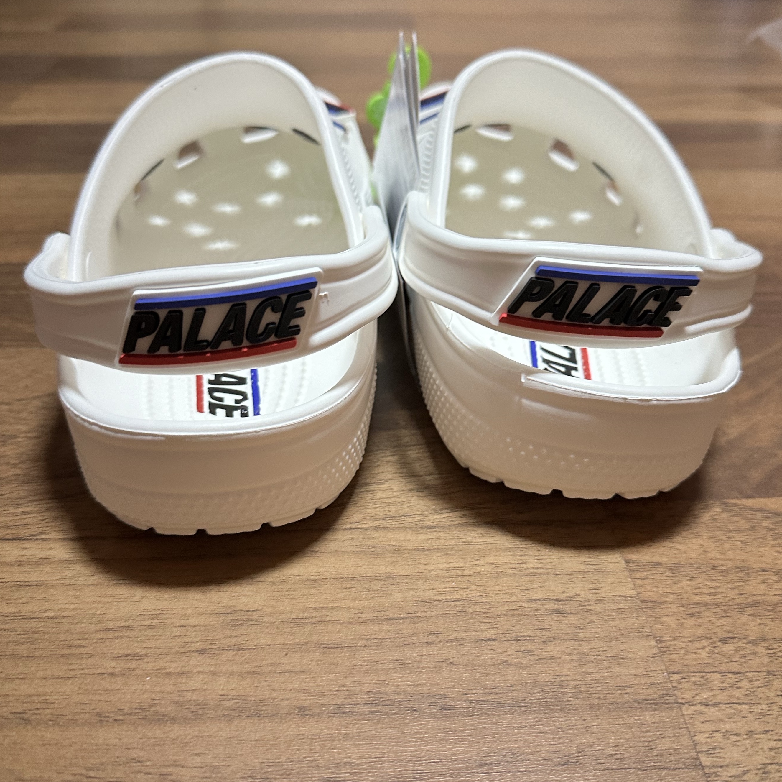 Crocs x Palace Classic Clog White 착용 스타일 - 4