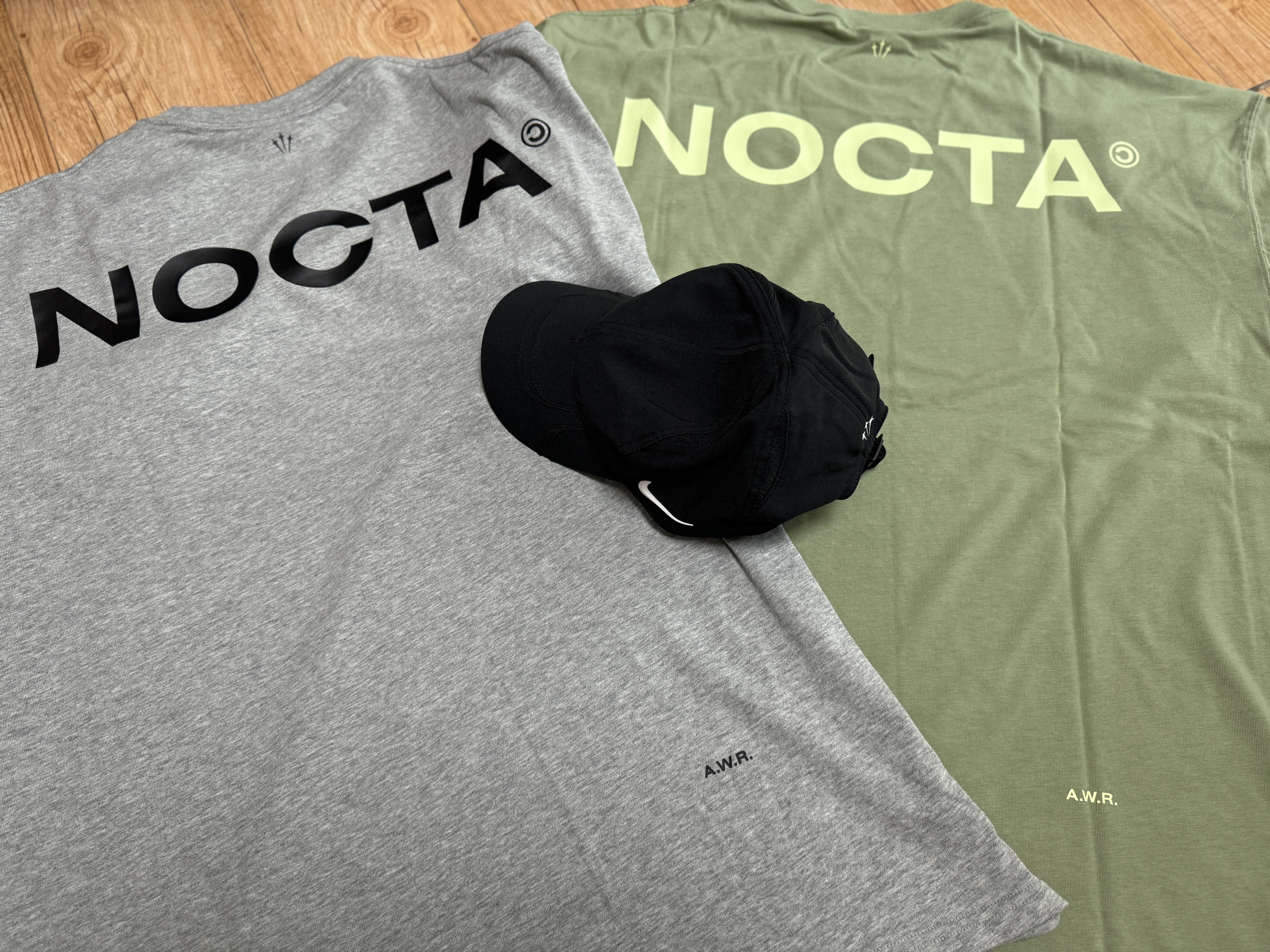 Nike x Drake Nocta Club Cap Black, Nike x Drake Nocta Max 90 T-Shirt Dark Heather Grey (FN7663-063) 착용 스타일