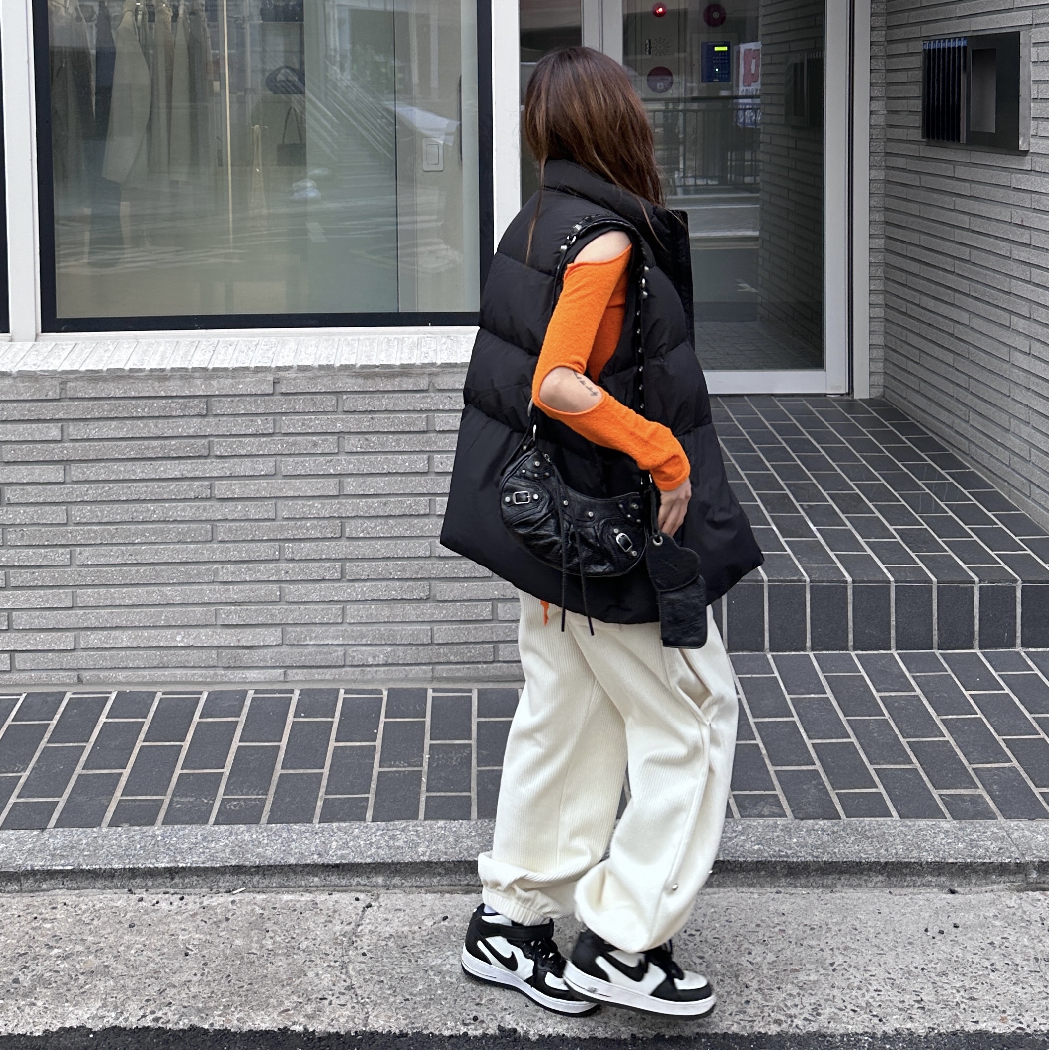 Balenciaga Le Cagole XS Shoulder Bag Black, Nike x Stussy Air Force 1 '07 Mid SP Black and Light Bone 착용 스타일 - 2