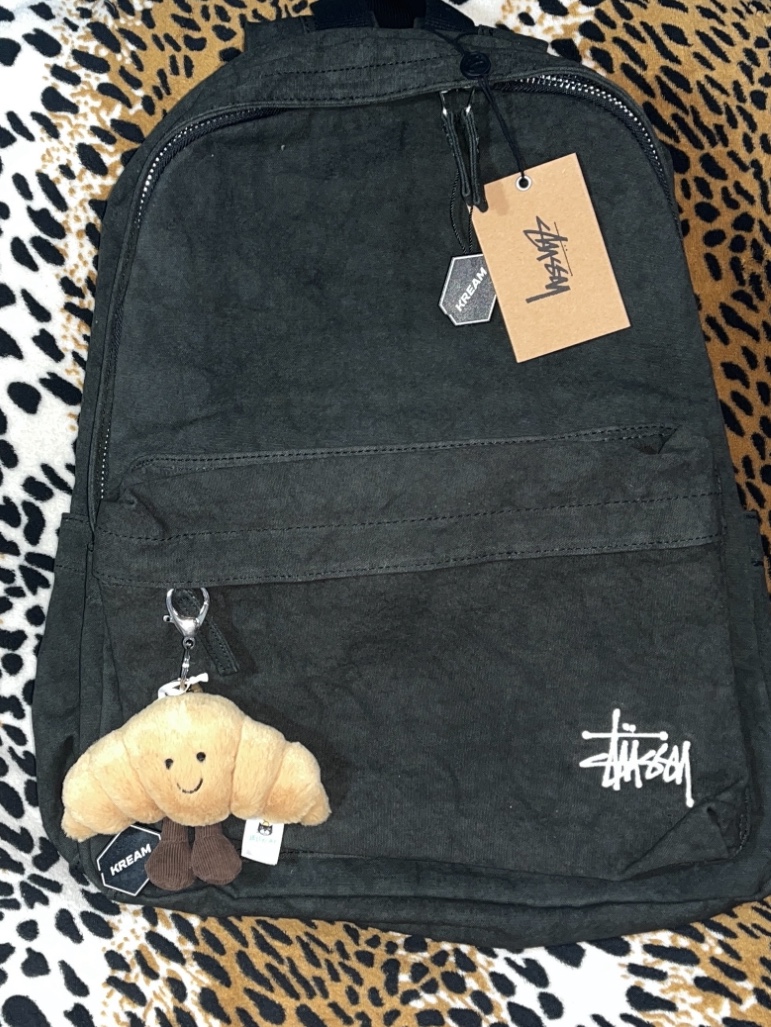 Stussy Canvas Backpack Washed Black, Jellycat Amuseable Croissant Bag Charm Brown 착용 스타일