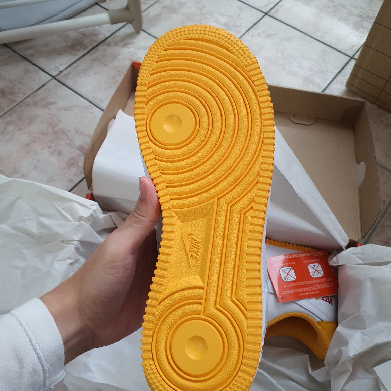 Nike Air Force 1 Low Retro QS West Indies University Gold 착용 스타일 - 3
