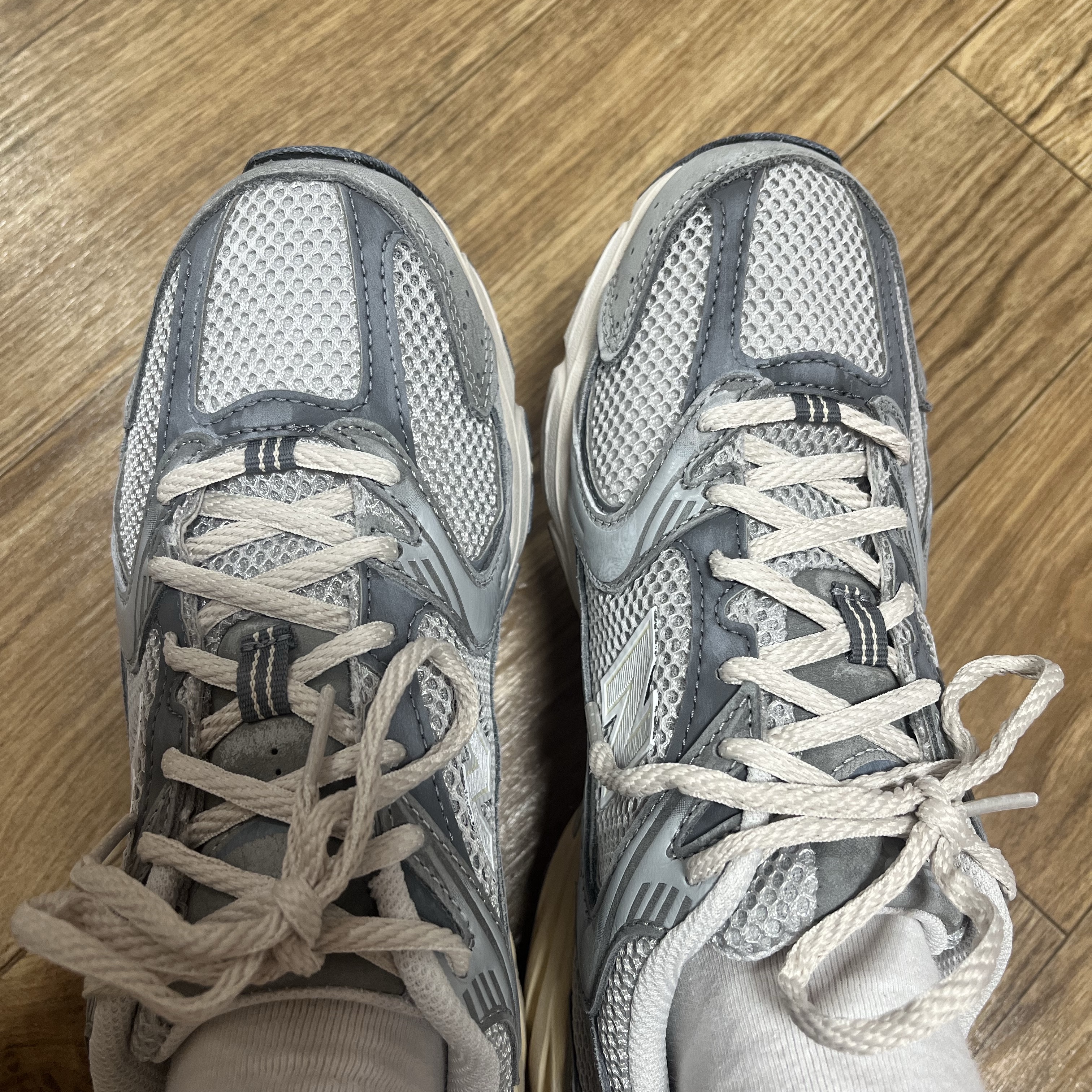 New Balance 530 Premium Vintage Grey Matter 착용 스타일
