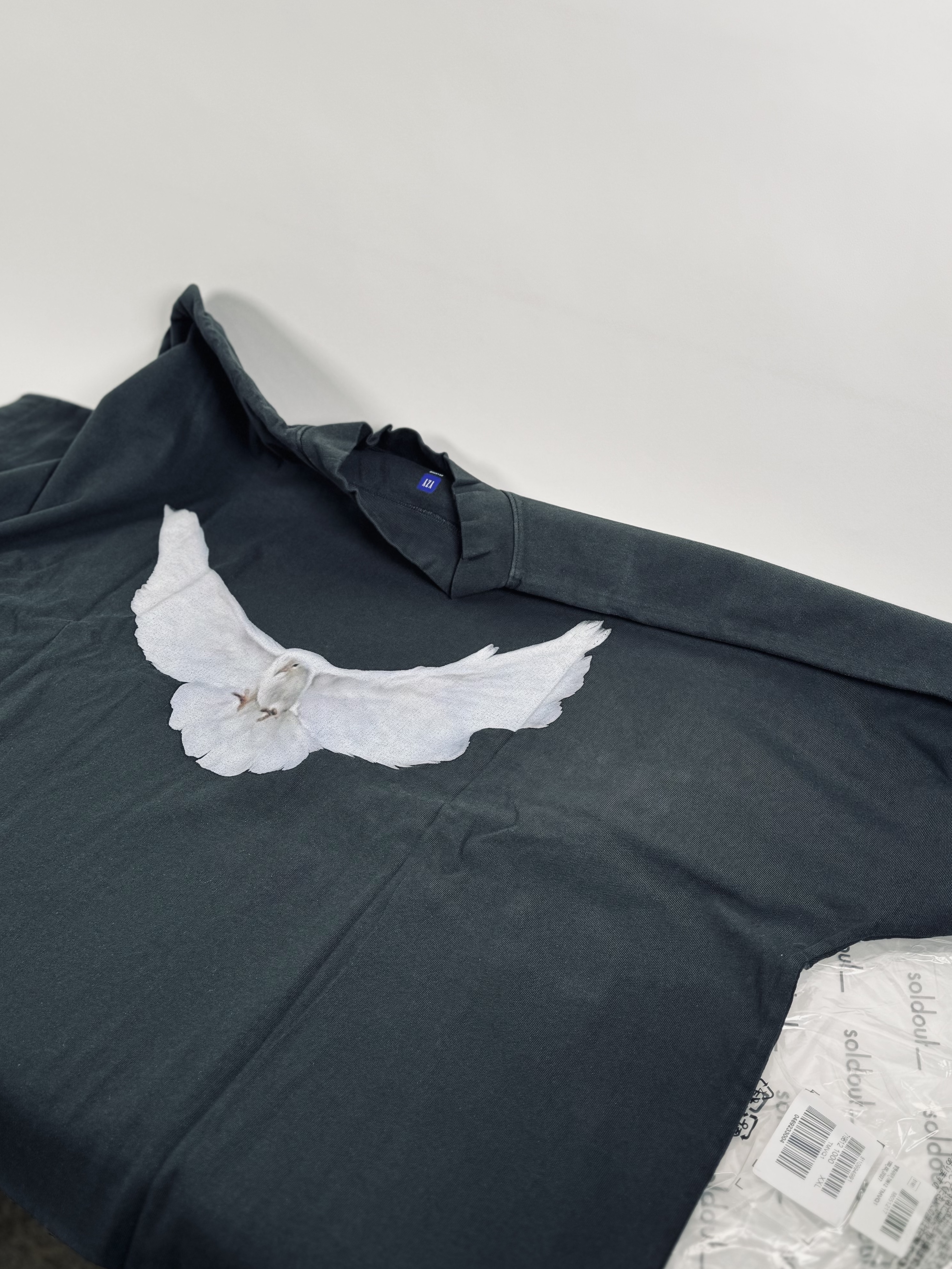 Yeezy Gap Engineered By Balenciaga Dove No Seam T-Shirt Black 착용 스타일