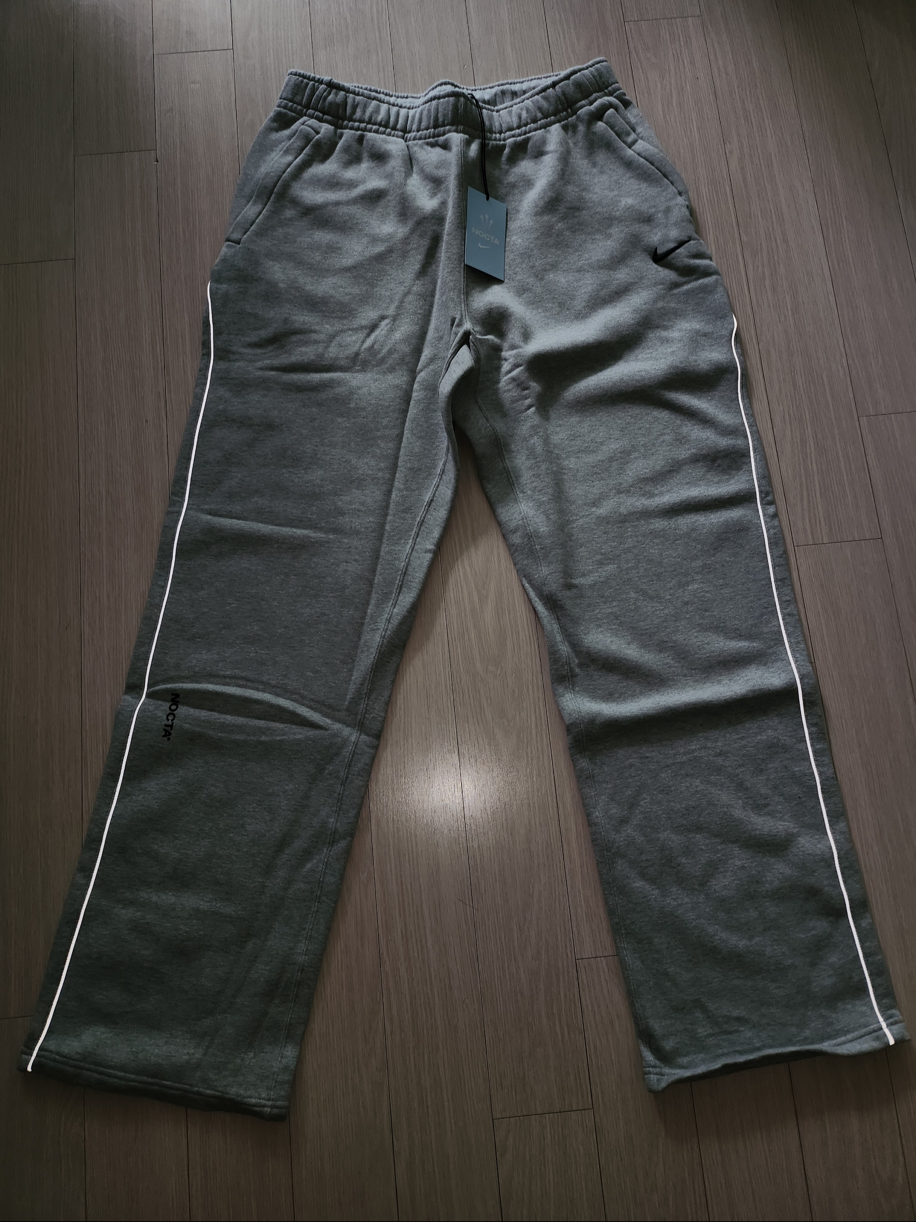 Nike x Drake Nocta Fleece Pants Dark Heather Grey (FN7661-063) 착용 스타일 - 2