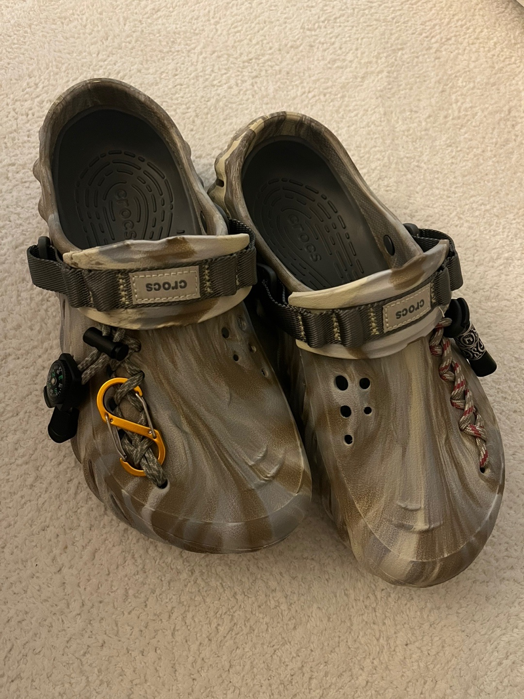 Crocs Echo Marbled Clog Bone Multi 착용 스타일 - 2