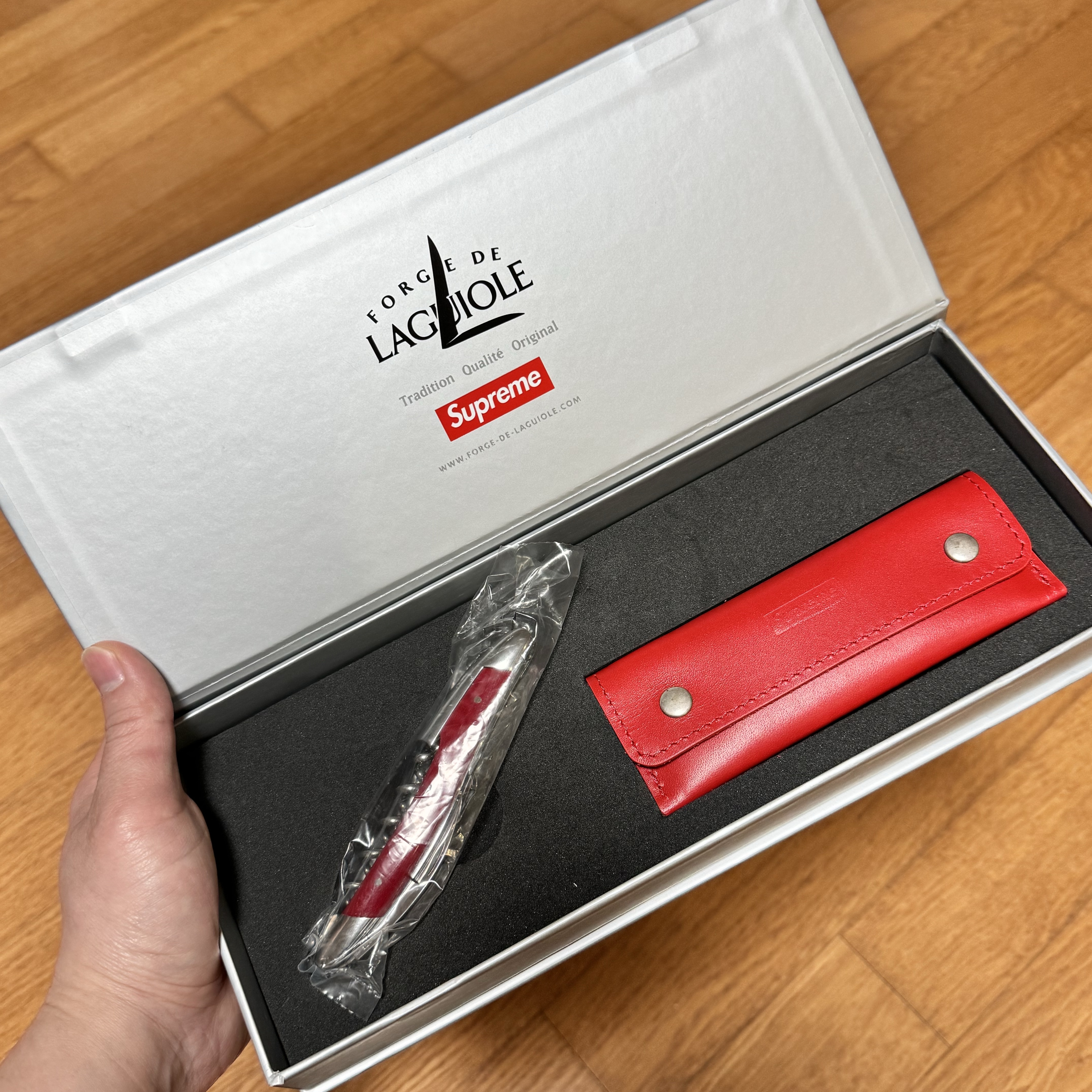 Supreme Forge De Laguiole Corkscrew Red - 21FW 착용 스타일 - 1