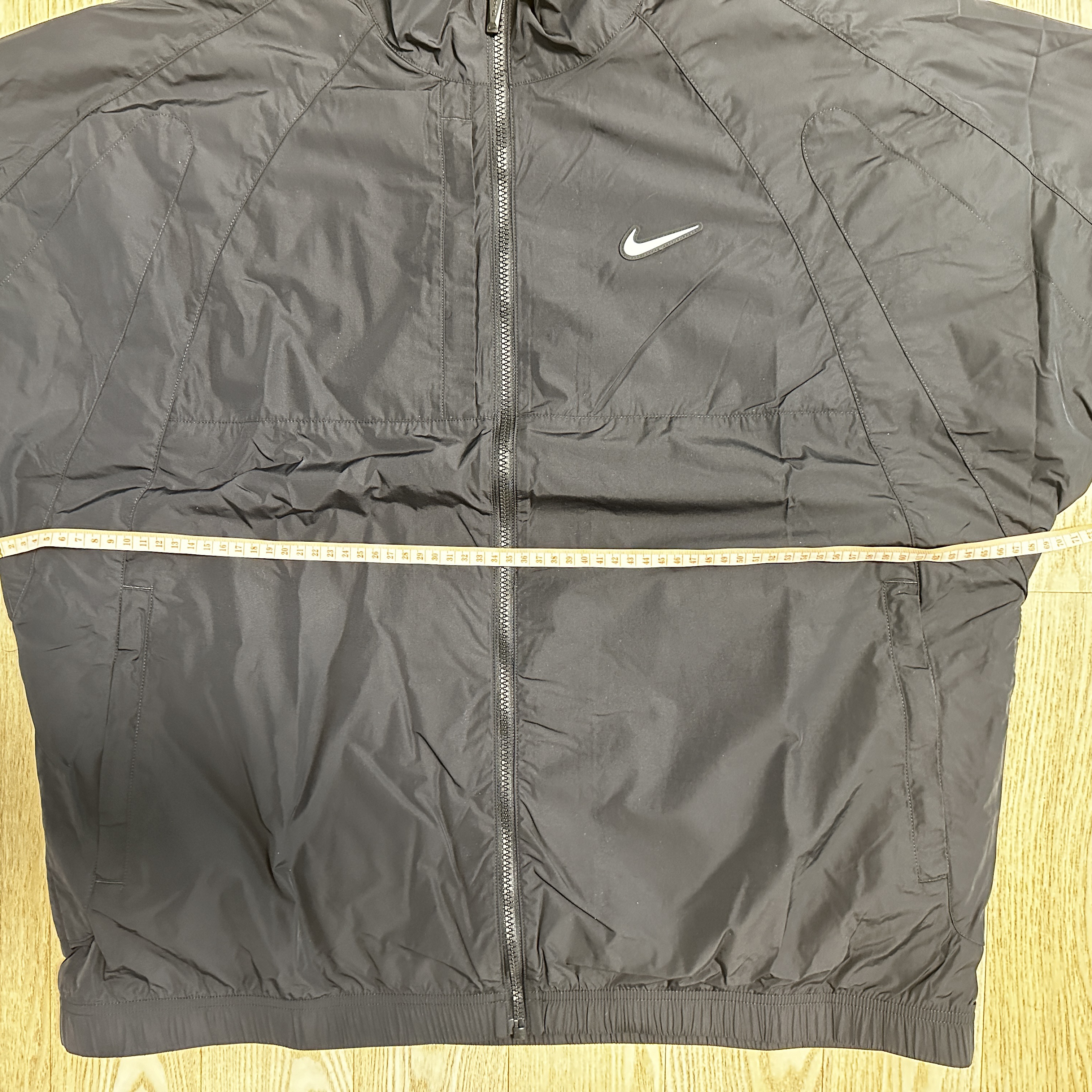 Nike x Drake Nocta Nylon Track Jacket Black (FN7666-010) 착용 스타일 - 3