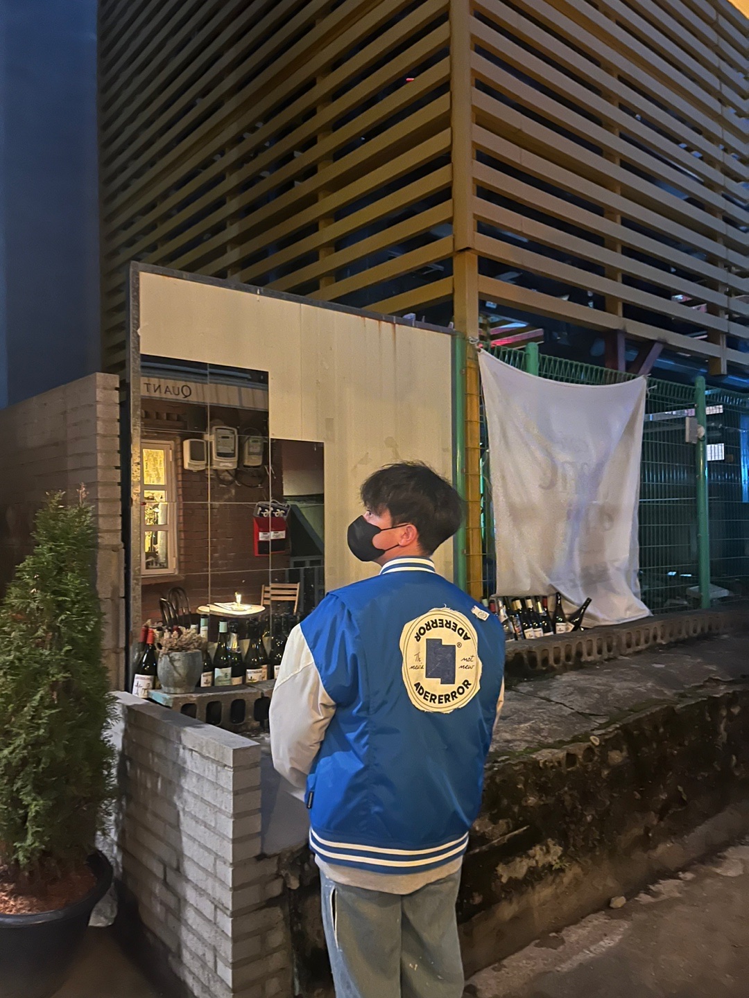 Converse x Ader Error Shapes Varsity Jacket Cobalt, Zara x Ader Error Patchwork Jeans Blue 착용 스타일 - 2