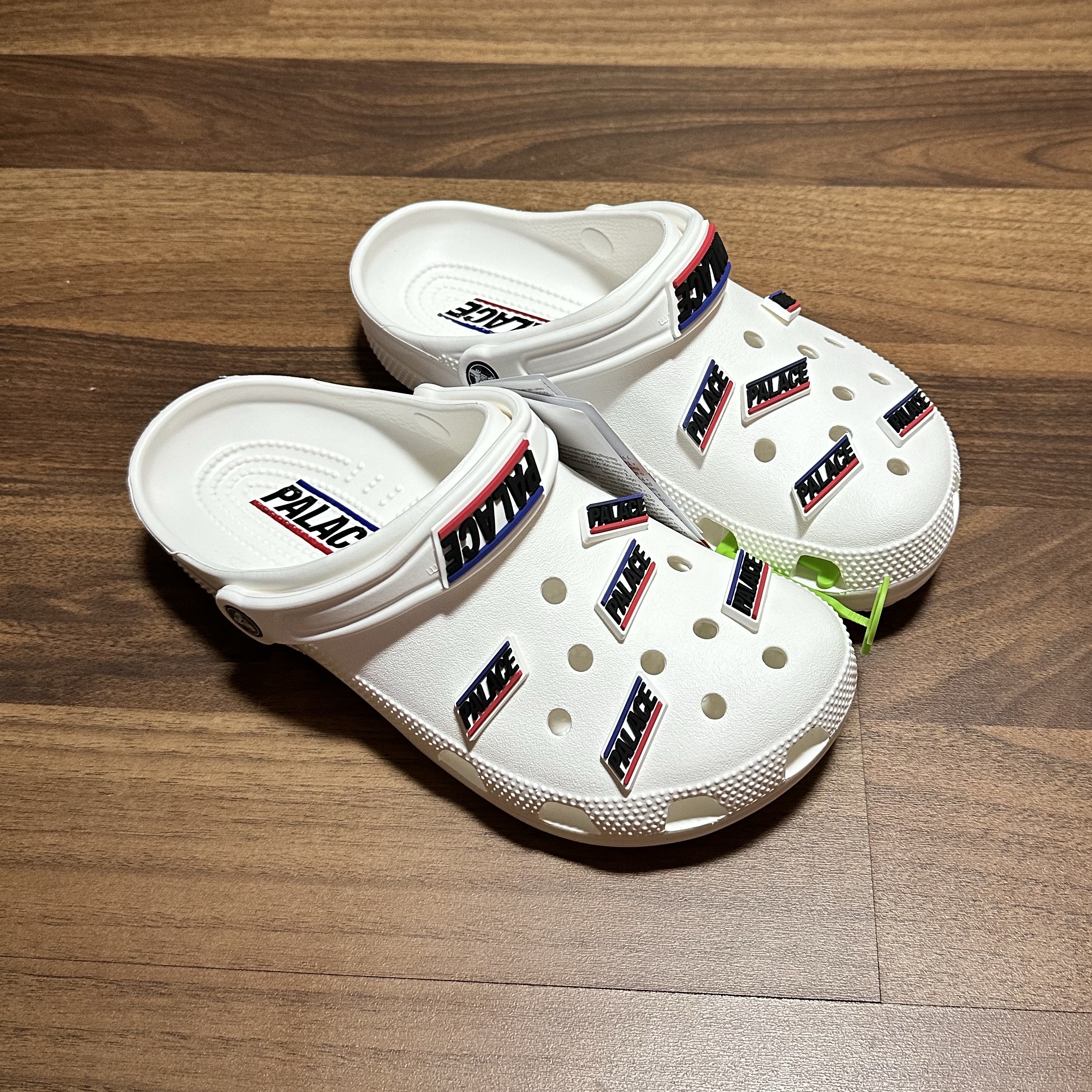 Crocs x Palace Classic Clog White 착용 스타일 - 1